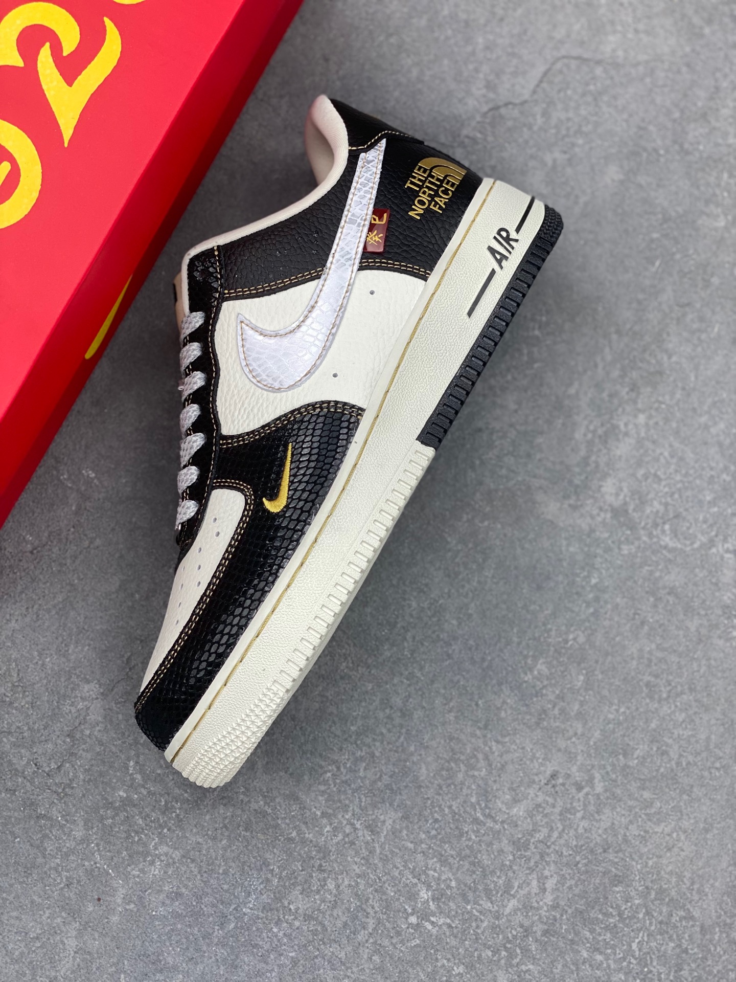 Nike Air Force 1 '07 Low Stussy Black and White Snake Edition Sneakers 8 i1736543140851 2092 0 6
