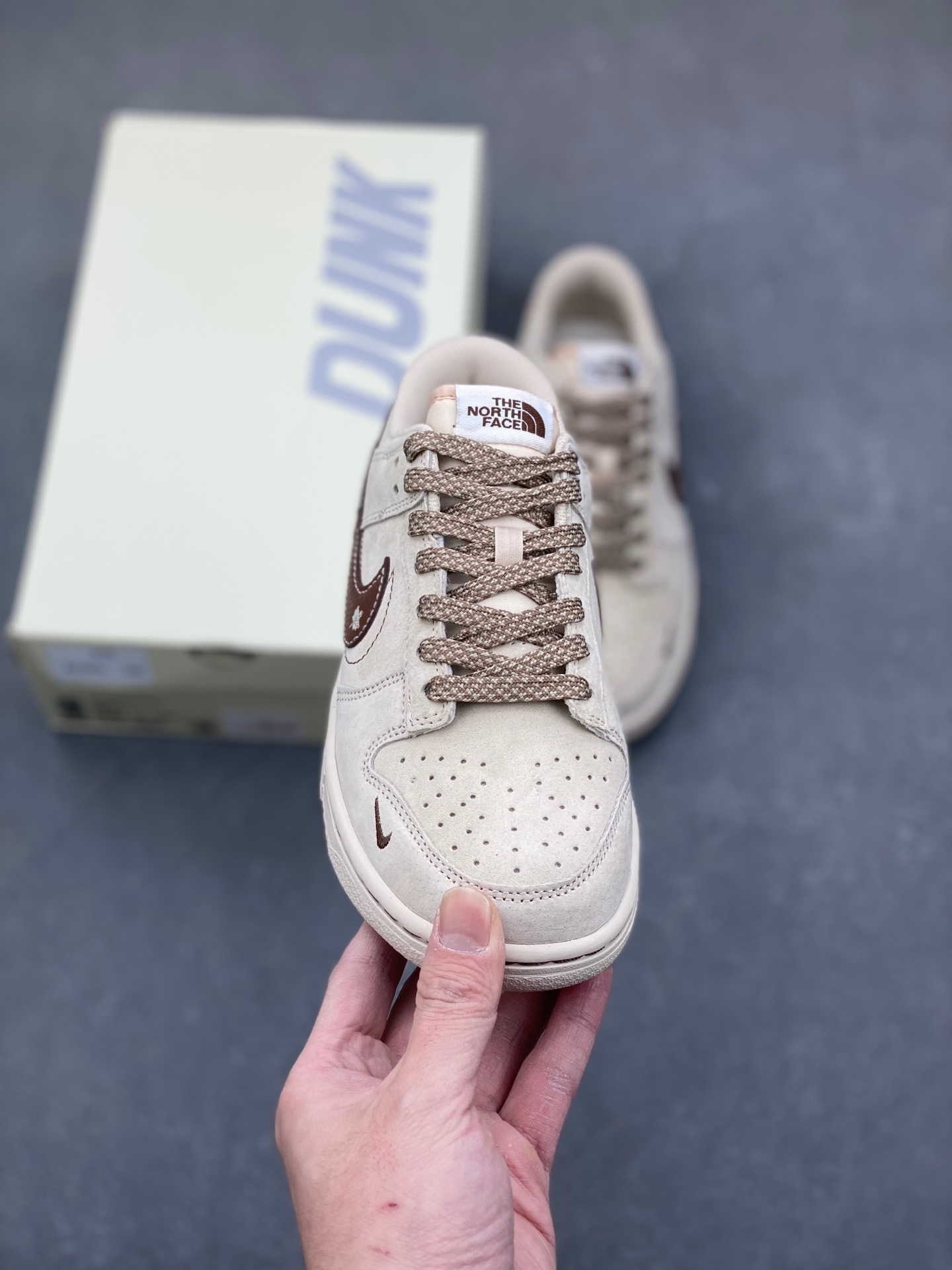 工厂套现🎉 福利特价💰85
原本地280版本

Nike SB Dunk Low x The North Face 浅棕咖小钩满天星
纯原大厂出品 极力推荐👏
原装头层材料 独家版型蒸餾加工
帶來的是更好的视觉和脚感体验
大厂纯原品质出货 清洁度 电绣工艺 
皮料切割干净无任何毛边 细节完美
官方货号：DJ2024 086XK
尺码：36 36.5 37.5 38 38.5 39 40 40.5 41 42 42.5 43 44 44.5 45