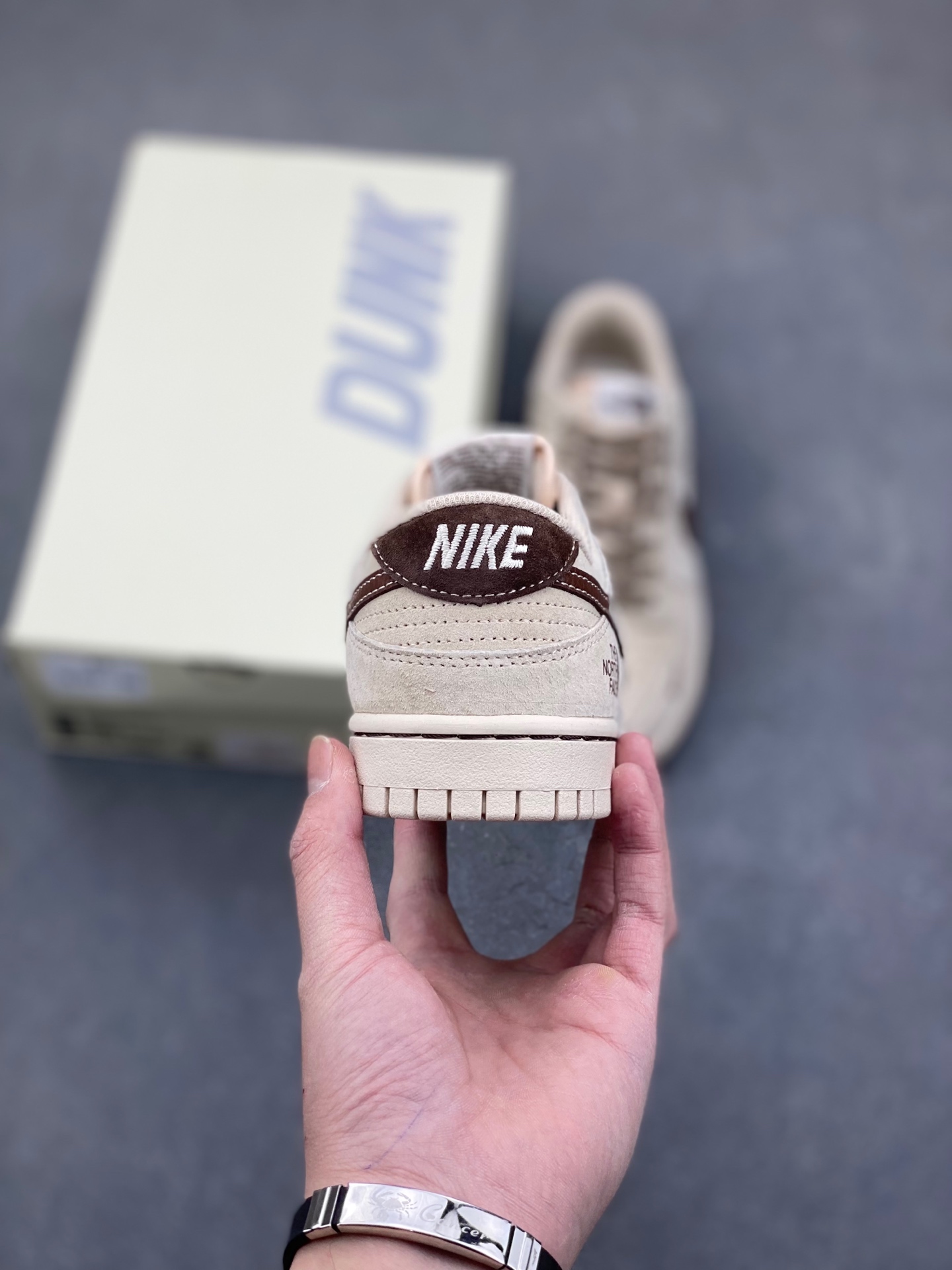 工厂套现🎉 福利特价💰85
原本地280版本

Nike SB Dunk Low x The North Face 浅棕咖小钩满天星
纯原大厂出品 极力推荐👏
原装头层材料 独家版型蒸餾加工
帶來的是更好的视觉和脚感体验
大厂纯原品质出货 清洁度 电绣工艺 
皮料切割干净无任何毛边 细节完美
官方货号：DJ2024 086XK
尺码：36 36.5 37.5 38 38.5 39 40 40.5 41 42 42.5 43 44 44.5 45