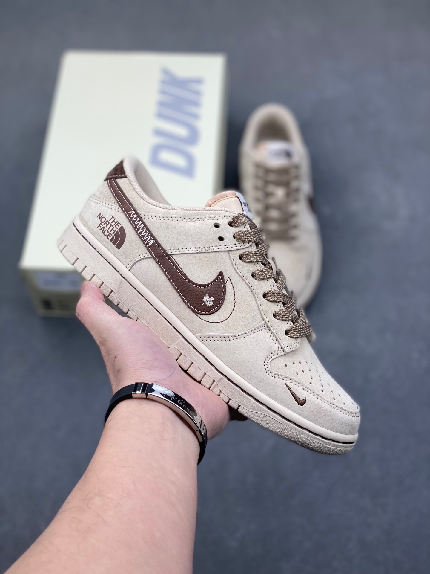 工厂套现🎉 福利特价💰85
原本地280版本

Nike SB Dunk Low x The North Face 浅棕咖小钩满天星
纯原大厂出品 极力推荐👏
原装头层材料 独家版型蒸餾加工
帶來的是更好的视觉和脚感体验
大厂纯原品质出货 清洁度 电绣工艺 
皮料切割干净无任何毛边 细节完美
官方货号：DJ2024 086XK
尺码：36 36.5 37.5 38 38.5 39 40 40.5 41 42 42.5 43 44 44.5 45