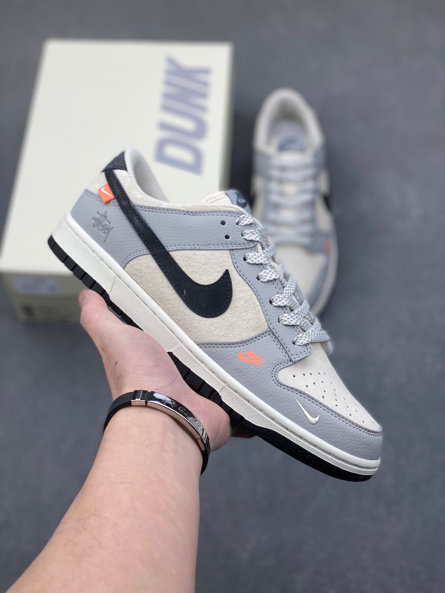 工厂套现🎉 福利特价💰85
原本地300版本
Nike SB Dunk Low x Stussy 白灰黑小钩满天星
纯原大厂出品 极力推荐👏
原装头层材料 独家版型蒸餾加工
帶來的是更好的视觉和脚感体验
大厂纯原品质出货 清洁度 电绣工艺
皮料切割干净无任何毛边 细节完美
官方货号:DJ2024 095XK
尺码:36 36.5 37.5 38 38.5 39 40 40.5 41 42 42.5 43 44 44.5 45