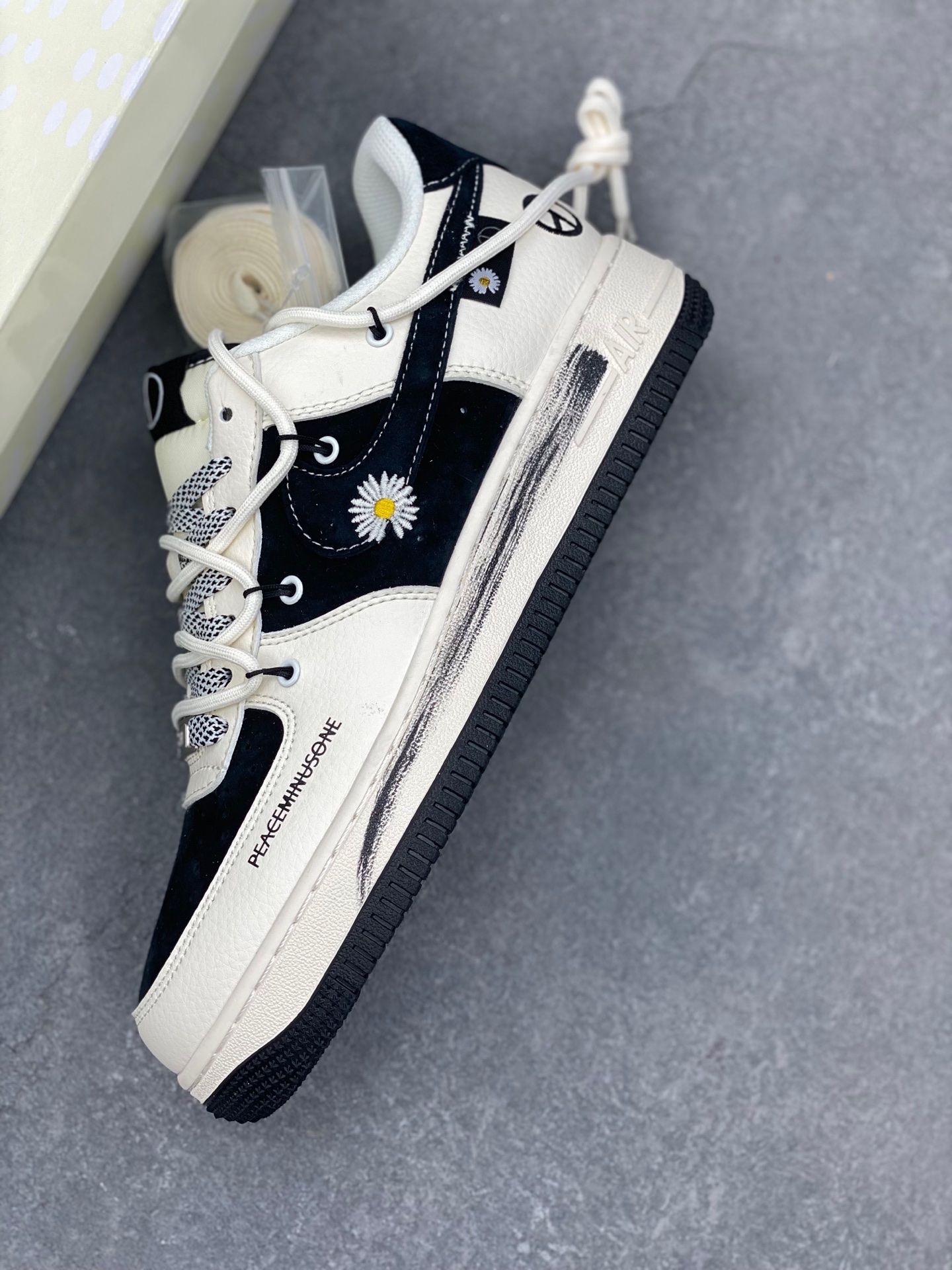 Nike Air Force 1 '07 Low G-Dragon Peaceminusone Daisy Graffiti Sneakers 8 i1736977408669 3784 0 6
