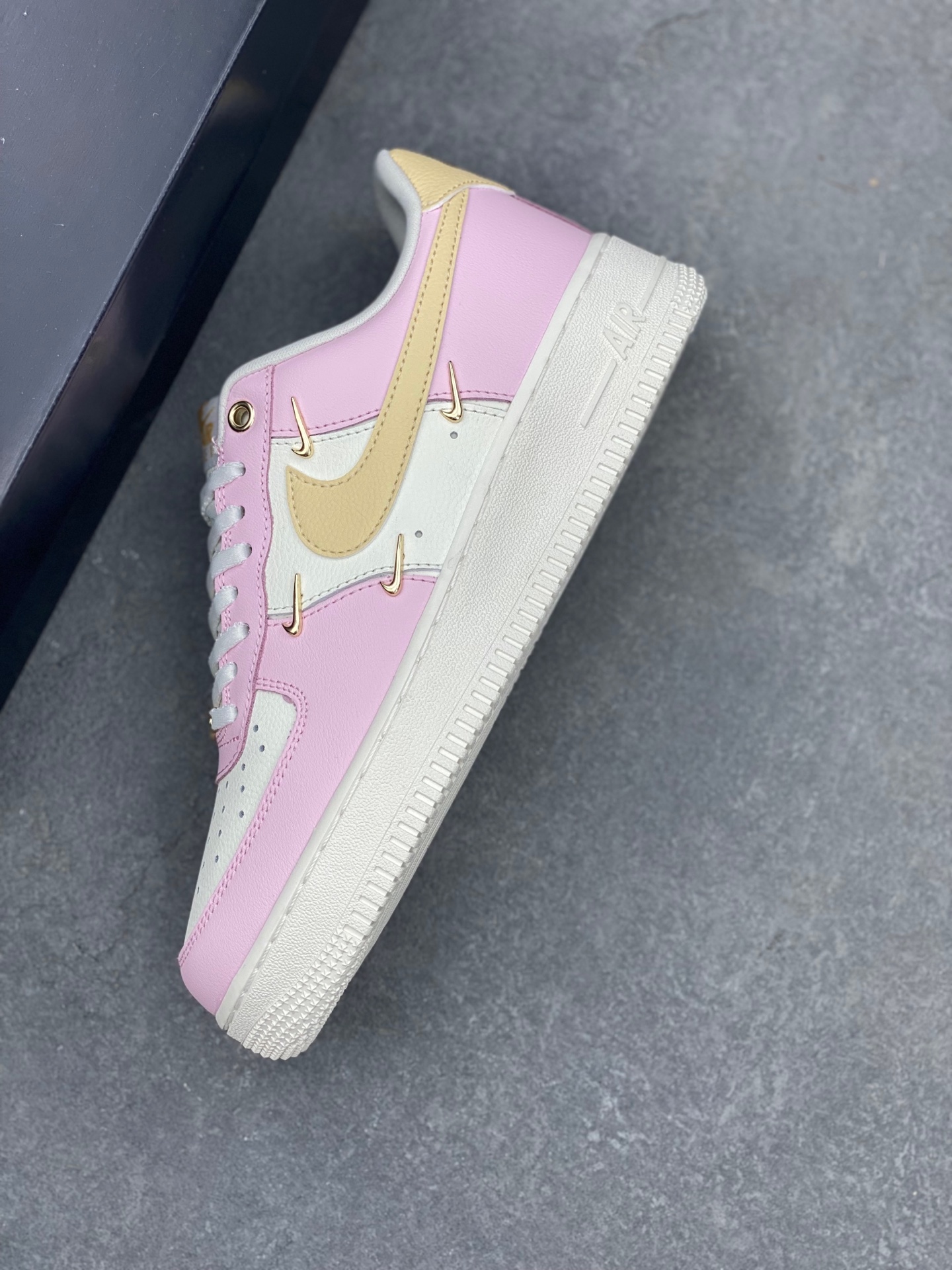 Nike Air Force 1 Low '07 Pink White Four Iron Hook - Iconic Style 8 i1737059835890 6031 0 6