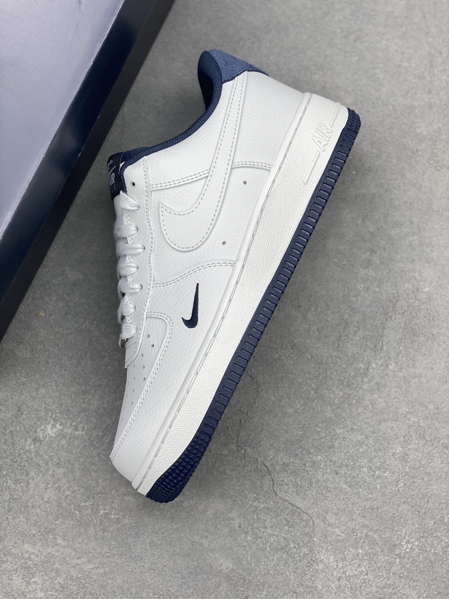 Nike Air Force 1 '07 Low-Top Sneakers - White/Navy Colorway 8 i1739906220479 570 0 6