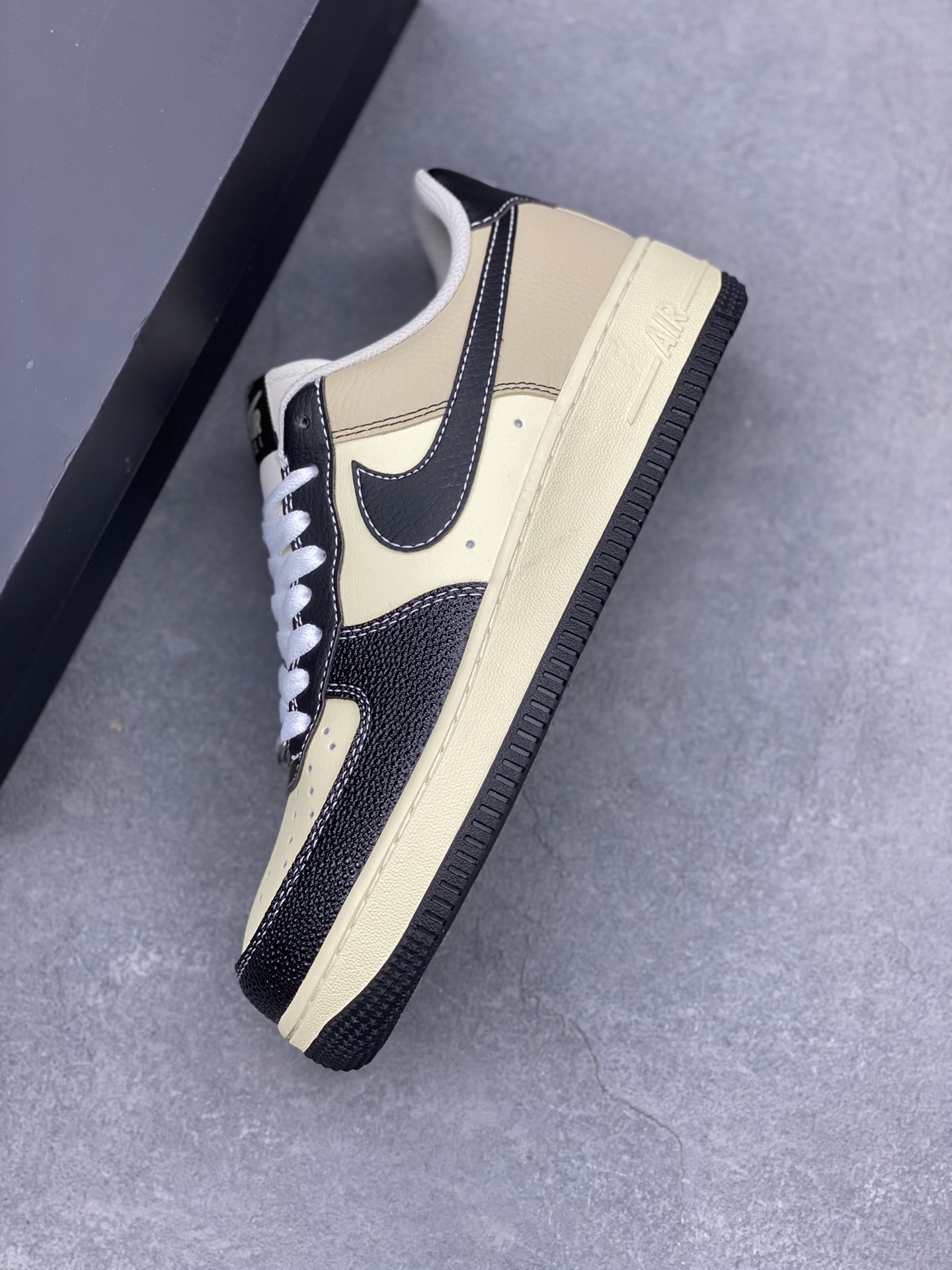 Nike Air Force 1 Low Retro Sneakers - Black/Tan Leather, Honeycomb Cushion 8 i1739993136678 423 0 6
