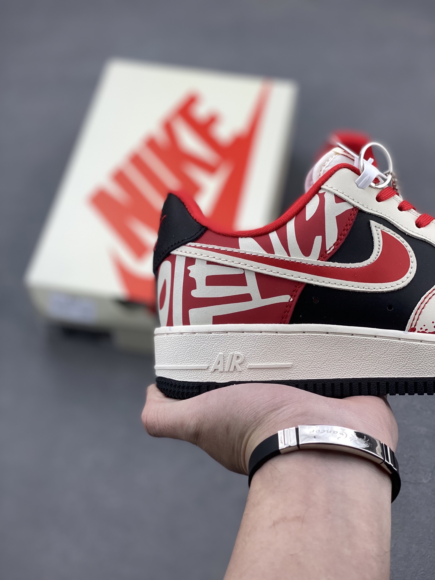 Nike Air Force 1 '07 Low Supreme: Limited Edition Sneakers 6 i1740162689121 4442 0 4