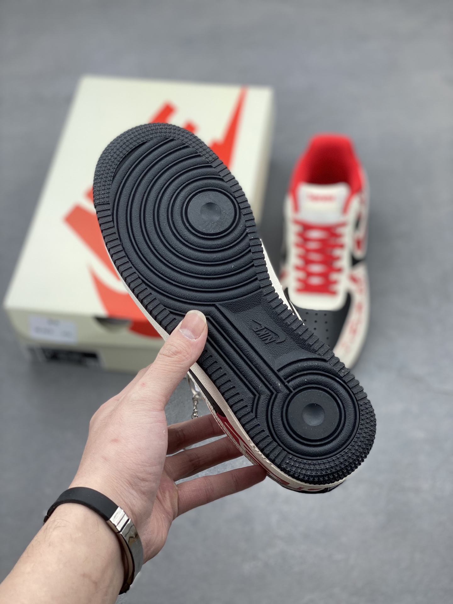 Nike Air Force 1 '07 Low Supreme: Limited Edition Sneakers 7 i1740162695521 1411 0 5