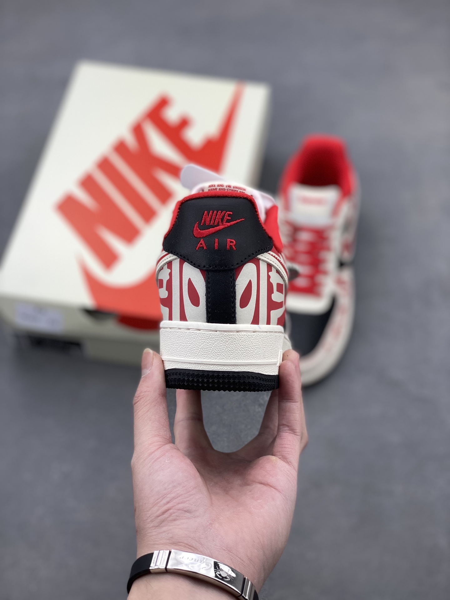 Nike Air Force 1 '07 Low Supreme: Limited Edition Sneakers 5 i1740162698731 5423 0 3
