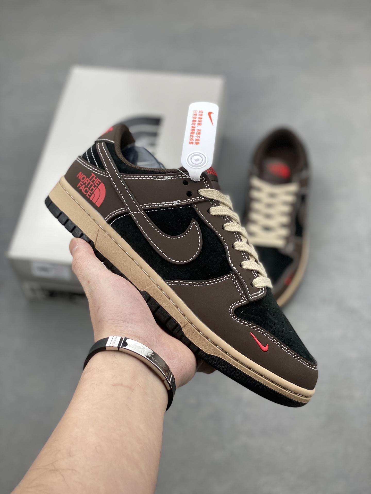 工厂套现🎉 福利特价💰100
原本地280版本
Nike SB Dunk Low x The North Face 棕黑红小钩
纯原大厂出品 极力推荐👏
原装头层材料 独家版型蒸餾加工
帶來的是更好的视觉和脚感体验
大厂纯原品质出货 清洁度 电绣工艺
皮料切割干净无任何毛边 细节完美
官方货号:XX9928 028CC
尺码:36 36.5 37.5 38 38.5 39 40 40.5 41 42 42.5 43 44 44.5 45