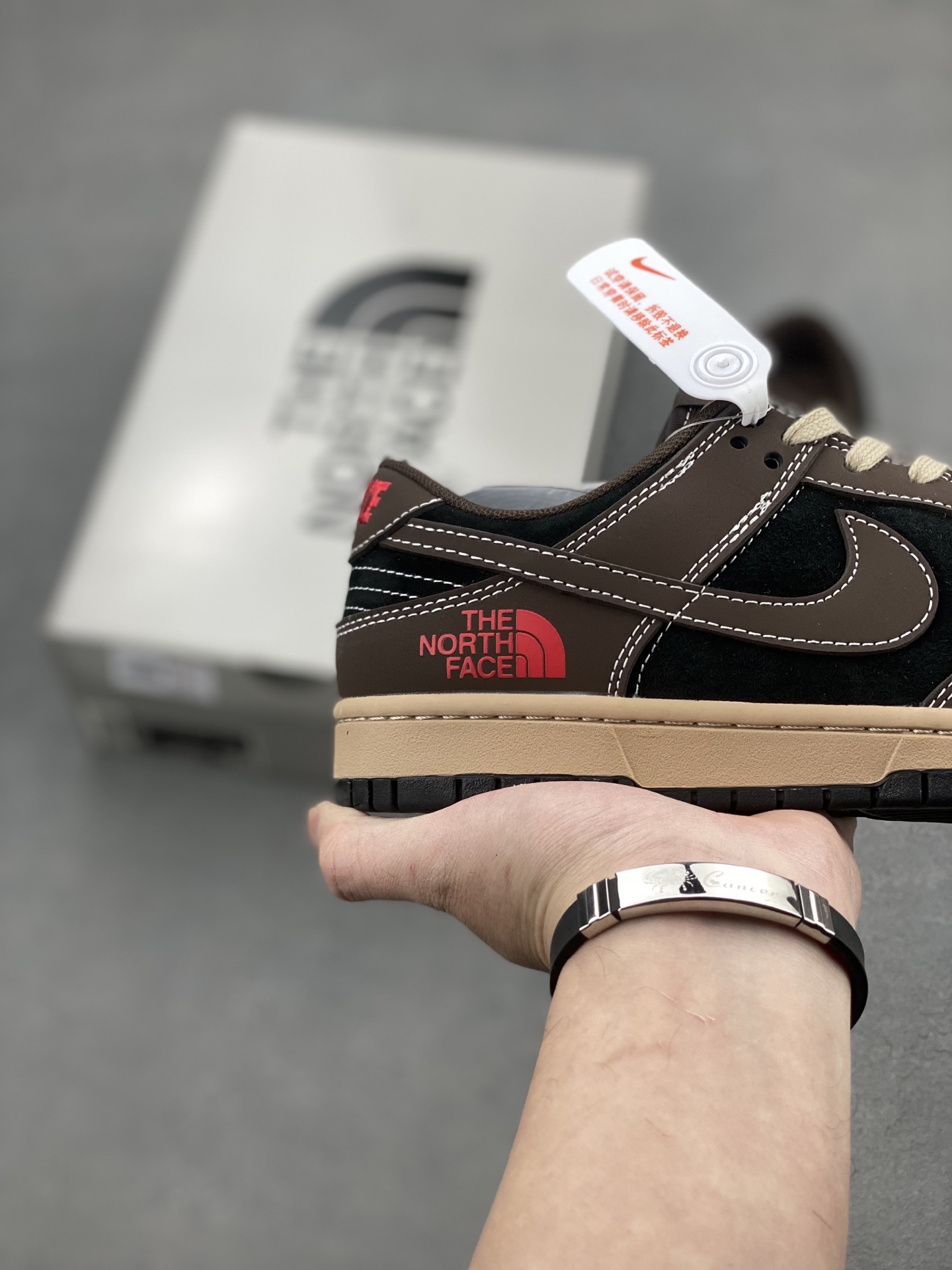 工厂套现🎉 福利特价💰100
原本地280版本
Nike SB Dunk Low x The North Face 棕黑红小钩
纯原大厂出品 极力推荐👏
原装头层材料 独家版型蒸餾加工
帶來的是更好的视觉和脚感体验
大厂纯原品质出货 清洁度 电绣工艺
皮料切割干净无任何毛边 细节完美
官方货号:XX9928 028CC
尺码:36 36.5 37.5 38 38.5 39 40 40.5 41 42 42.5 43 44 44.5 45