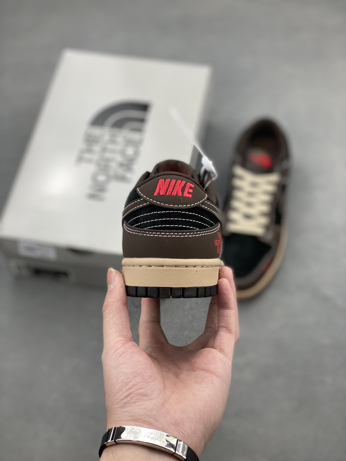 工厂套现🎉 福利特价💰100
原本地280版本
Nike SB Dunk Low x The North Face 棕黑红小钩
纯原大厂出品 极力推荐👏
原装头层材料 独家版型蒸餾加工
帶來的是更好的视觉和脚感体验
大厂纯原品质出货 清洁度 电绣工艺
皮料切割干净无任何毛边 细节完美
官方货号:XX9928 028CC
尺码:36 36.5 37.5 38 38.5 39 40 40.5 41 42 42.5 43 44 44.5 45