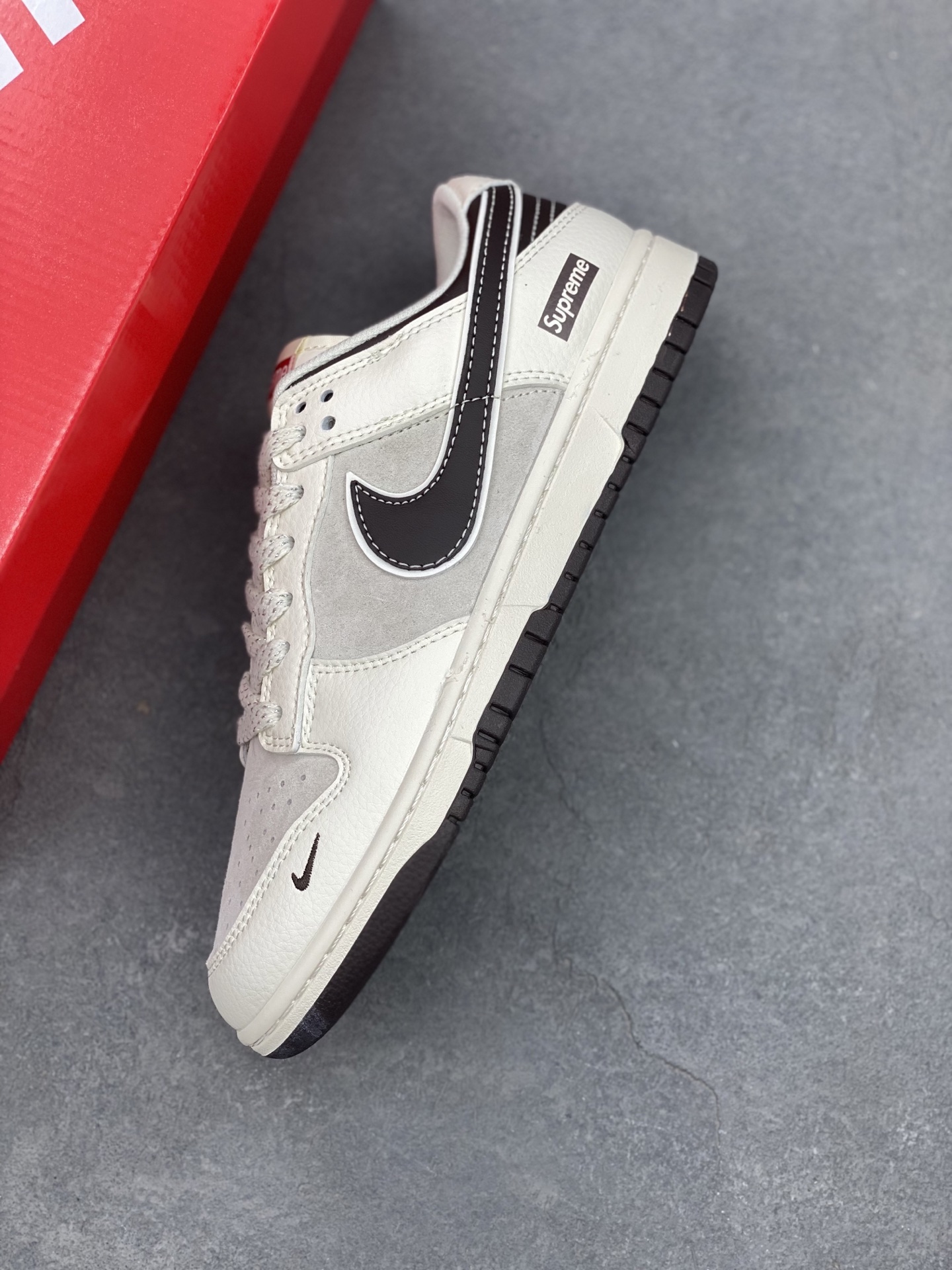 Nike SB Dunk Low x Supreme White Black Sneaker Premium Quality 7 i1740258007766 9504 0 6