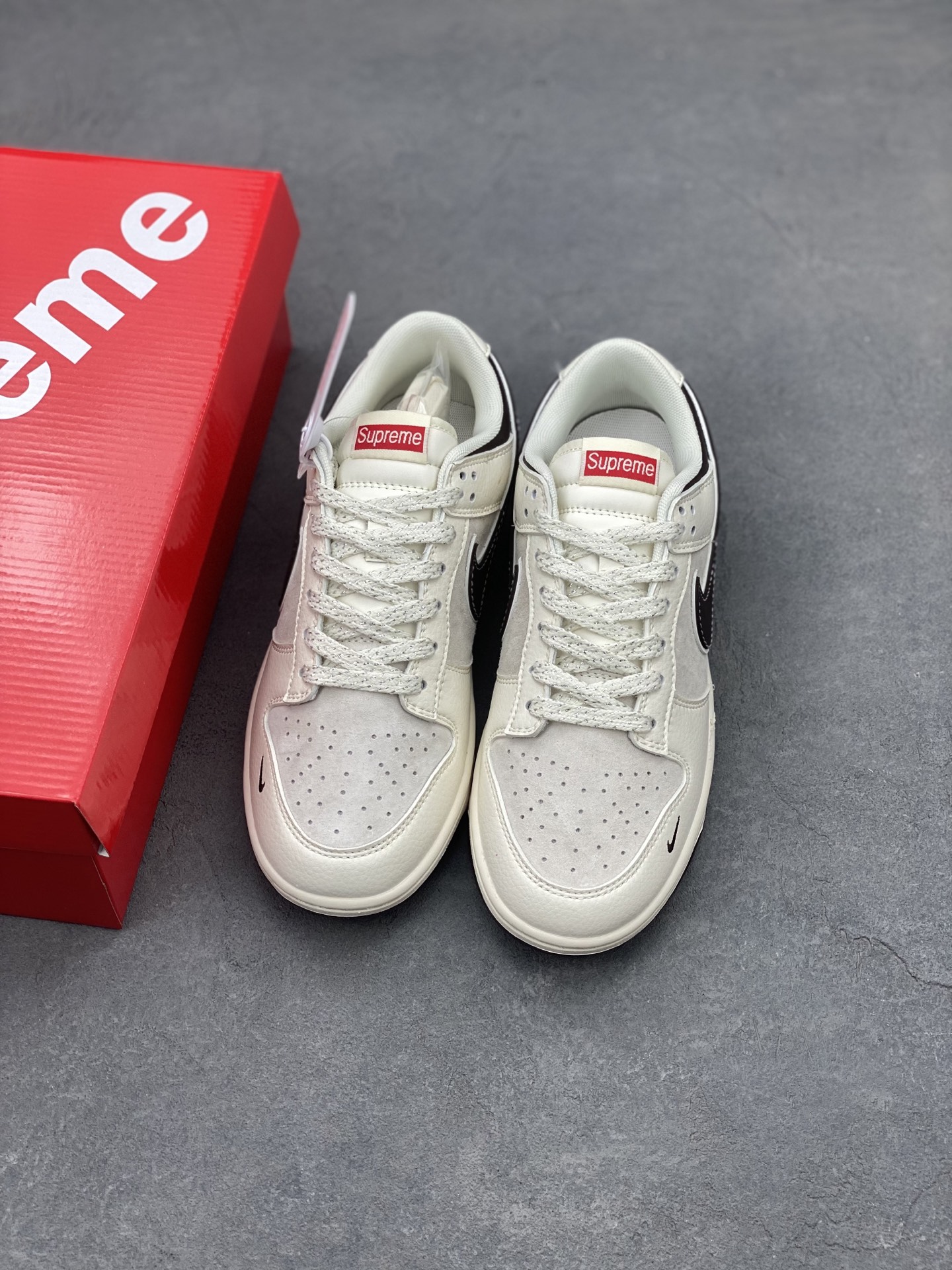Nike SB Dunk Low x Supreme White Black Sneaker Premium Quality 8 i1740258007981 1555 0 7