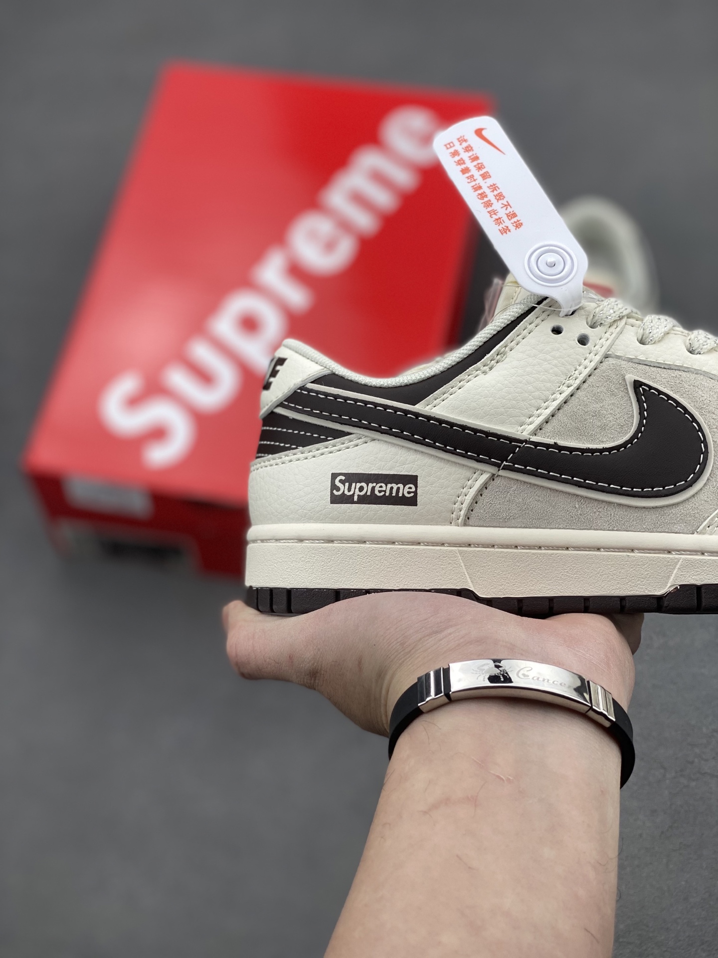 Nike SB Dunk Low x Supreme White Black Sneaker Premium Quality 5 i1740258008543 9111 0 4