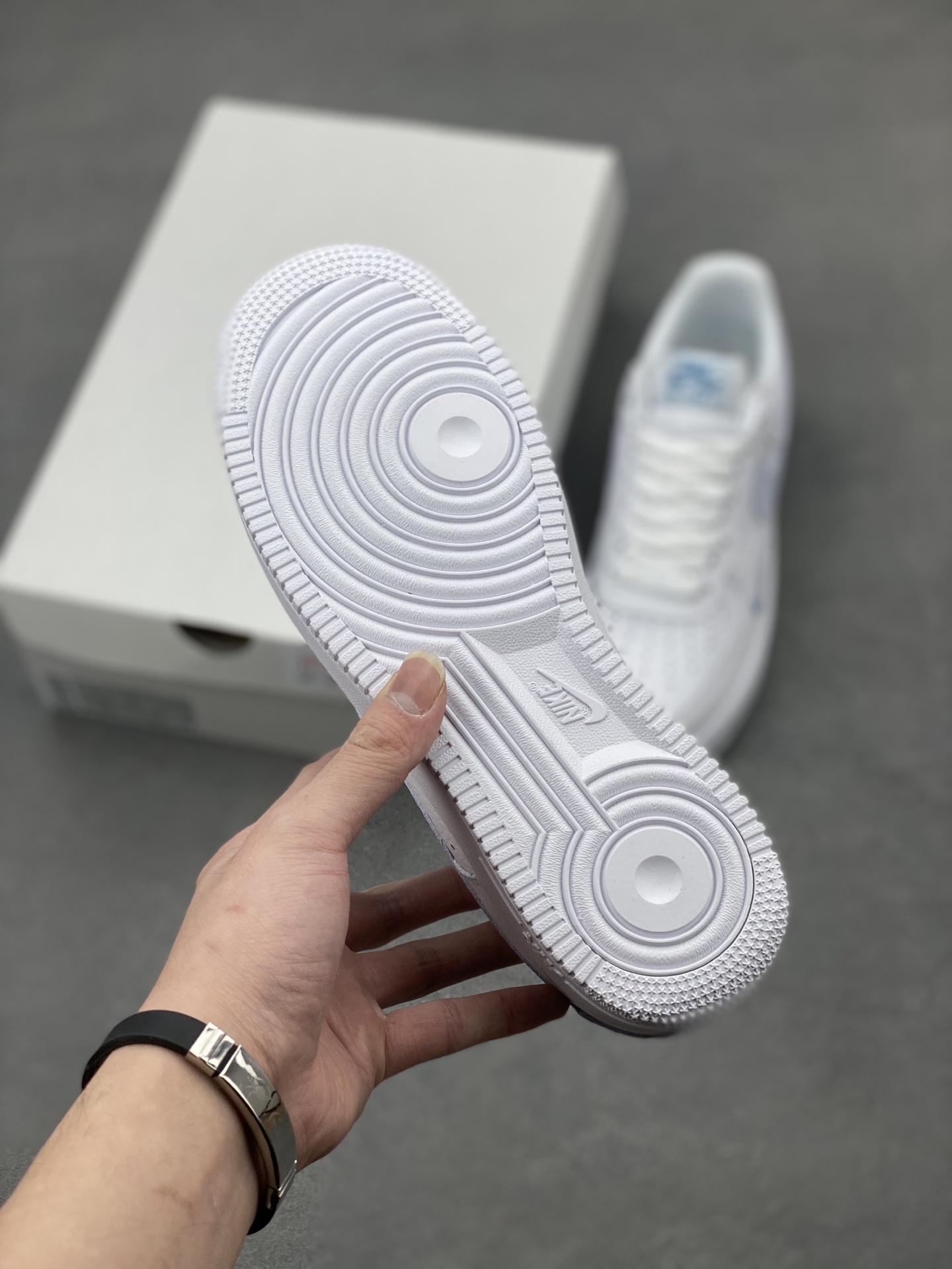 Nike Air Force 1 '07: Original Design, Comfortable Honeycomb Cushioning 7 i1740673795772 2001 0 5