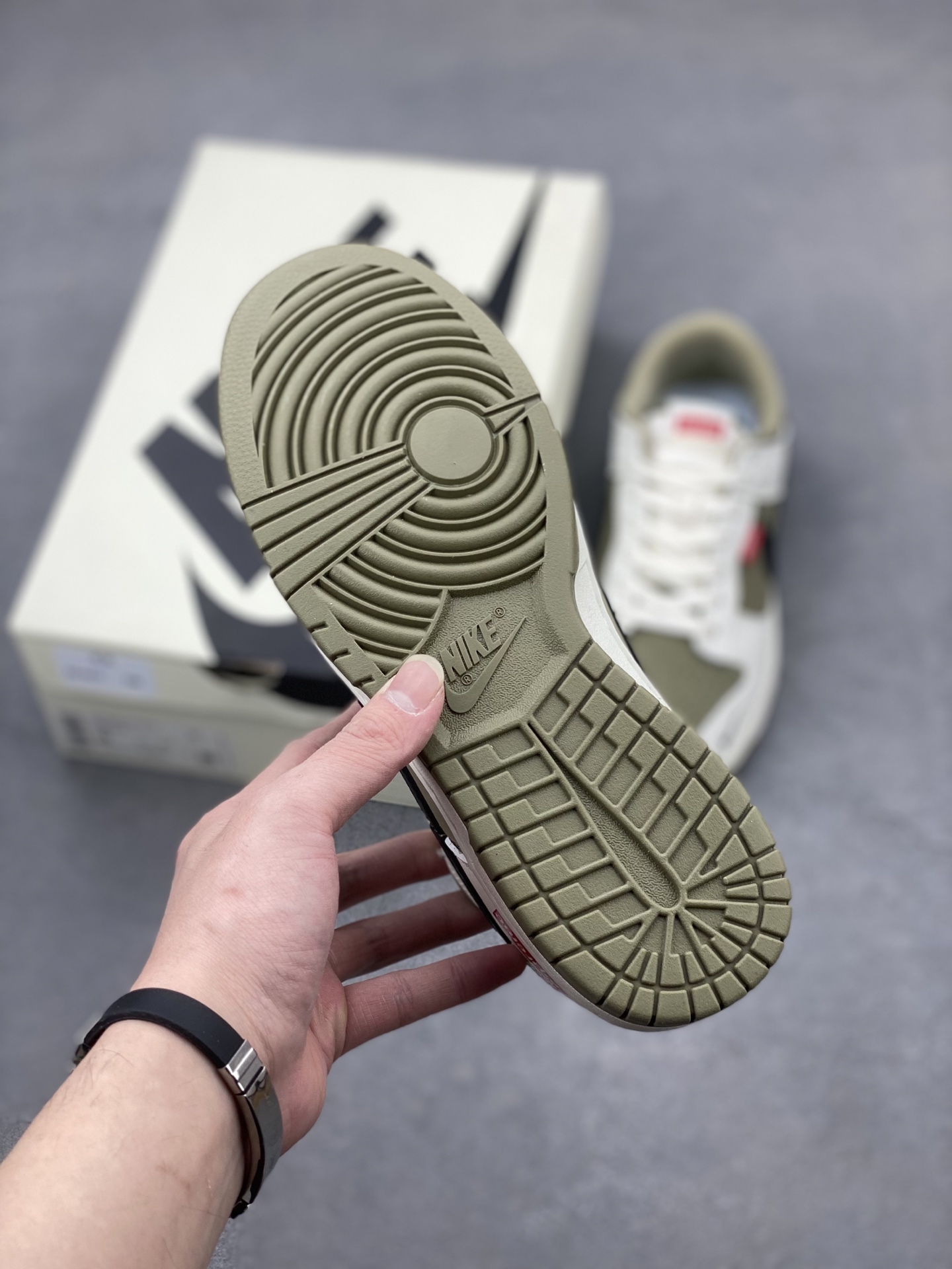 Nike SB Dunk Low Supreme Olive Green Sneakers - Limited Edition 7 i1740674421029 4770 0 5