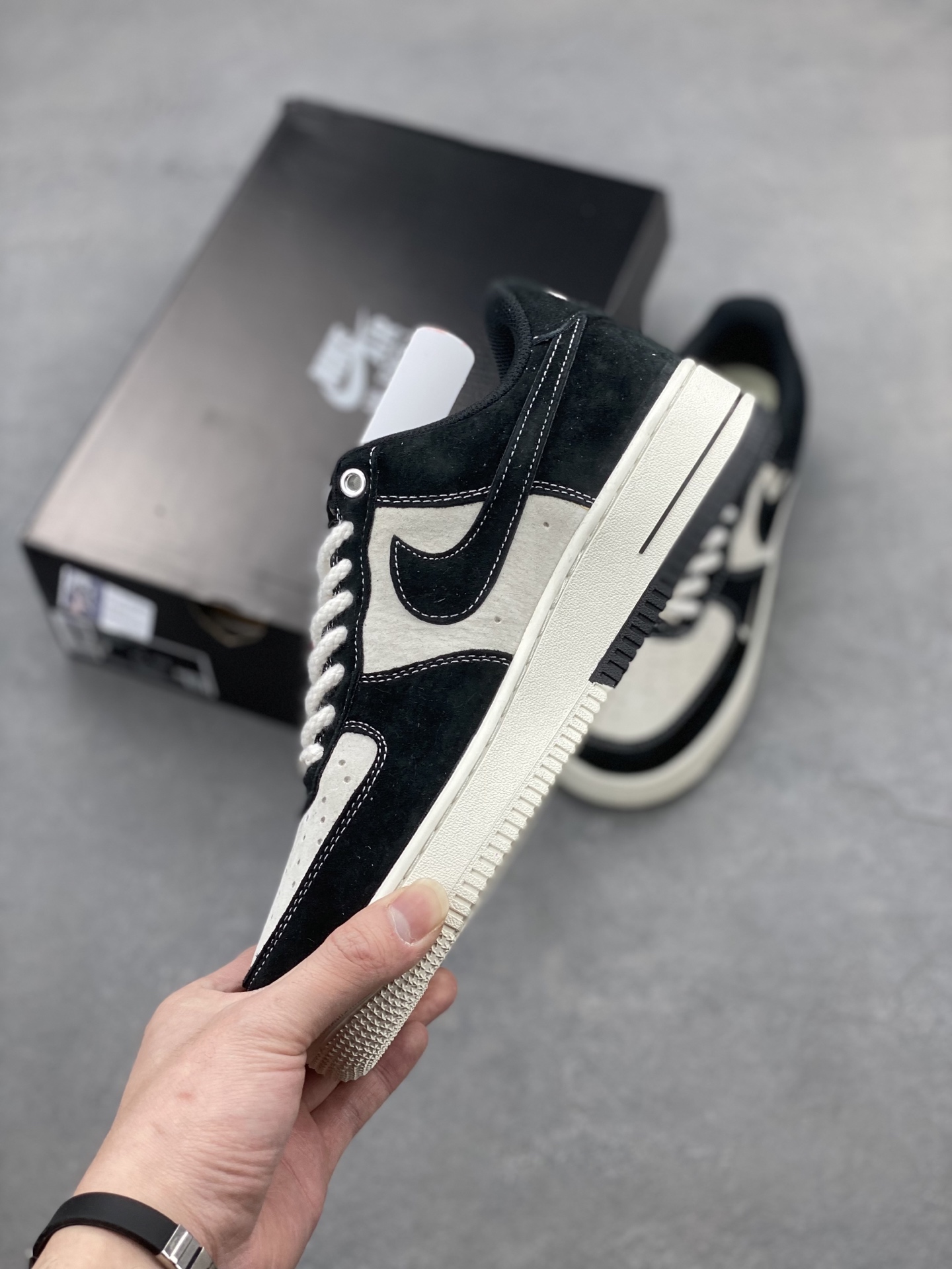 Nike Air Force 1 '07 Low Supreme Collaboration Black/Cream Sneakers 4 i1740758550618 920 0 2