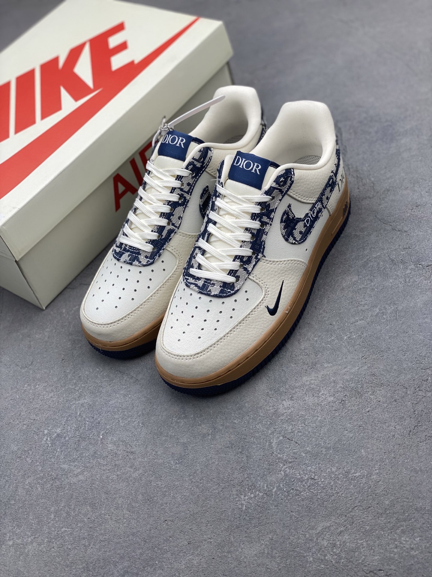 Nike Air Force 1 '07 Low x Dior Limited Edition Sneakers 9 i1741277516508 9070 0 7