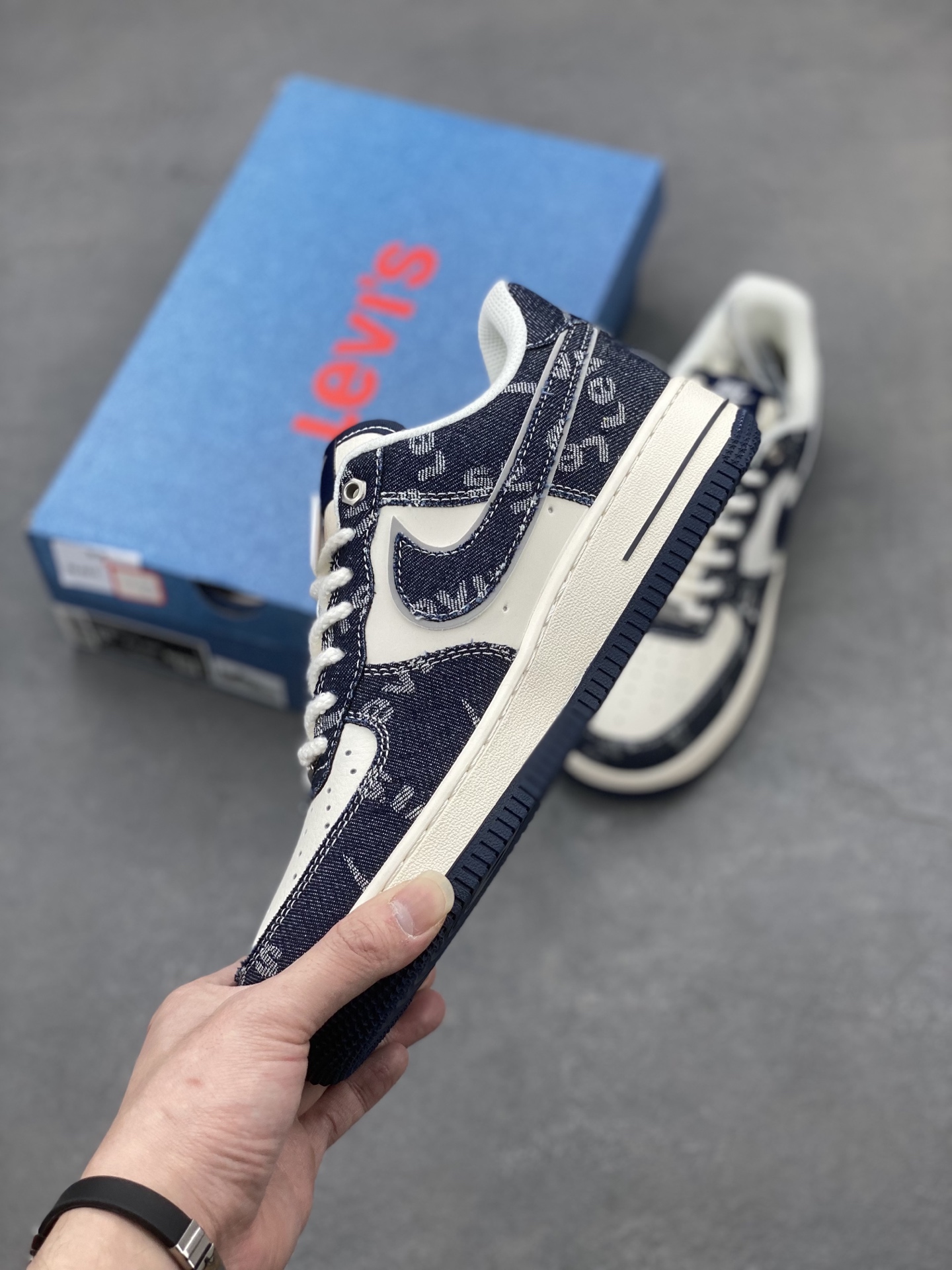 Nike Air Force 1 '07 Low Levi's Deep Blue Denim Limited Edition Sneakers 4 i1741623126950 5279 0 2