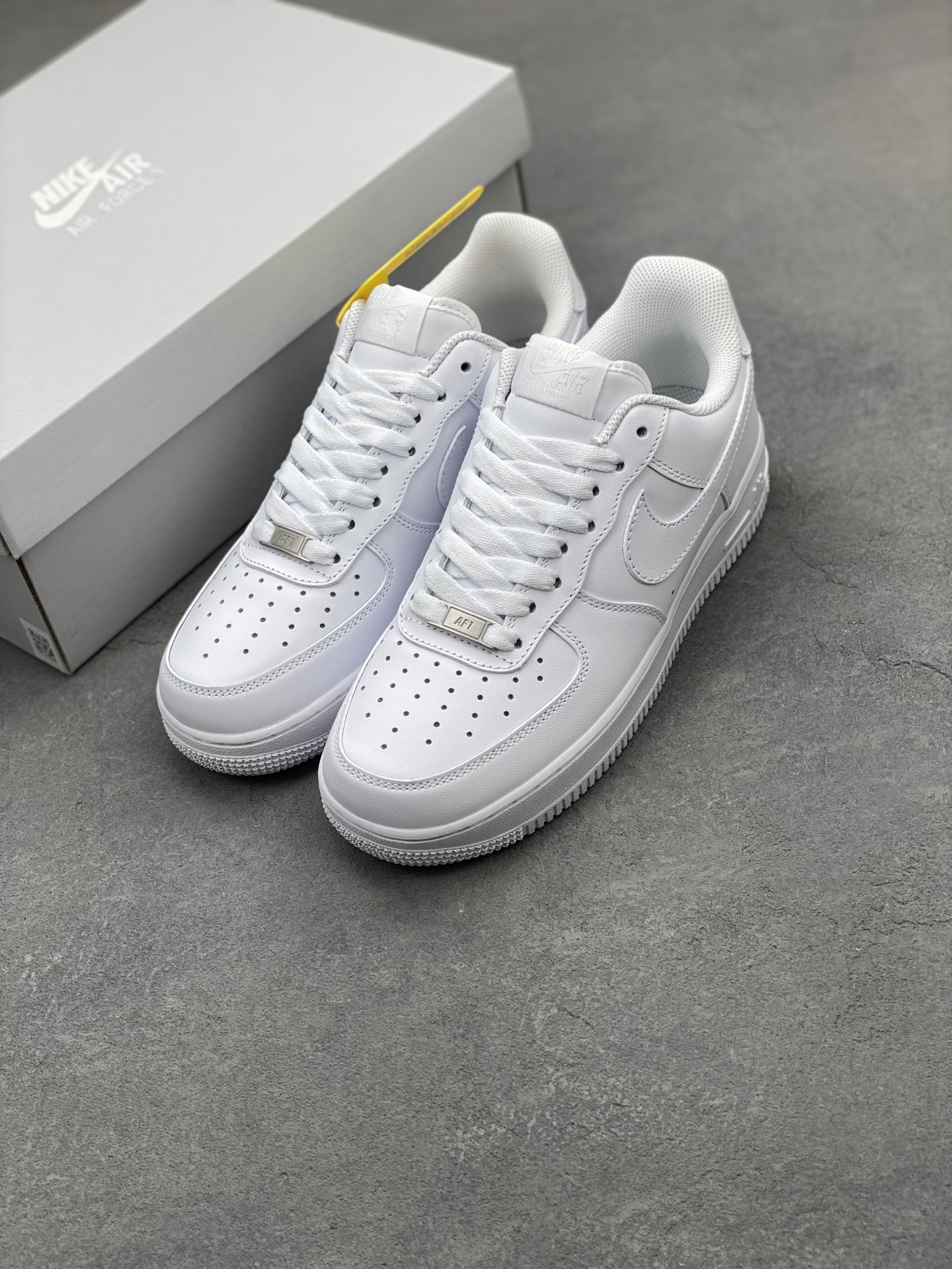 Nike Air Force 1 Mid '07 - Classic White Leather Basketball Shoes 9 i1742331060768 89 0 7