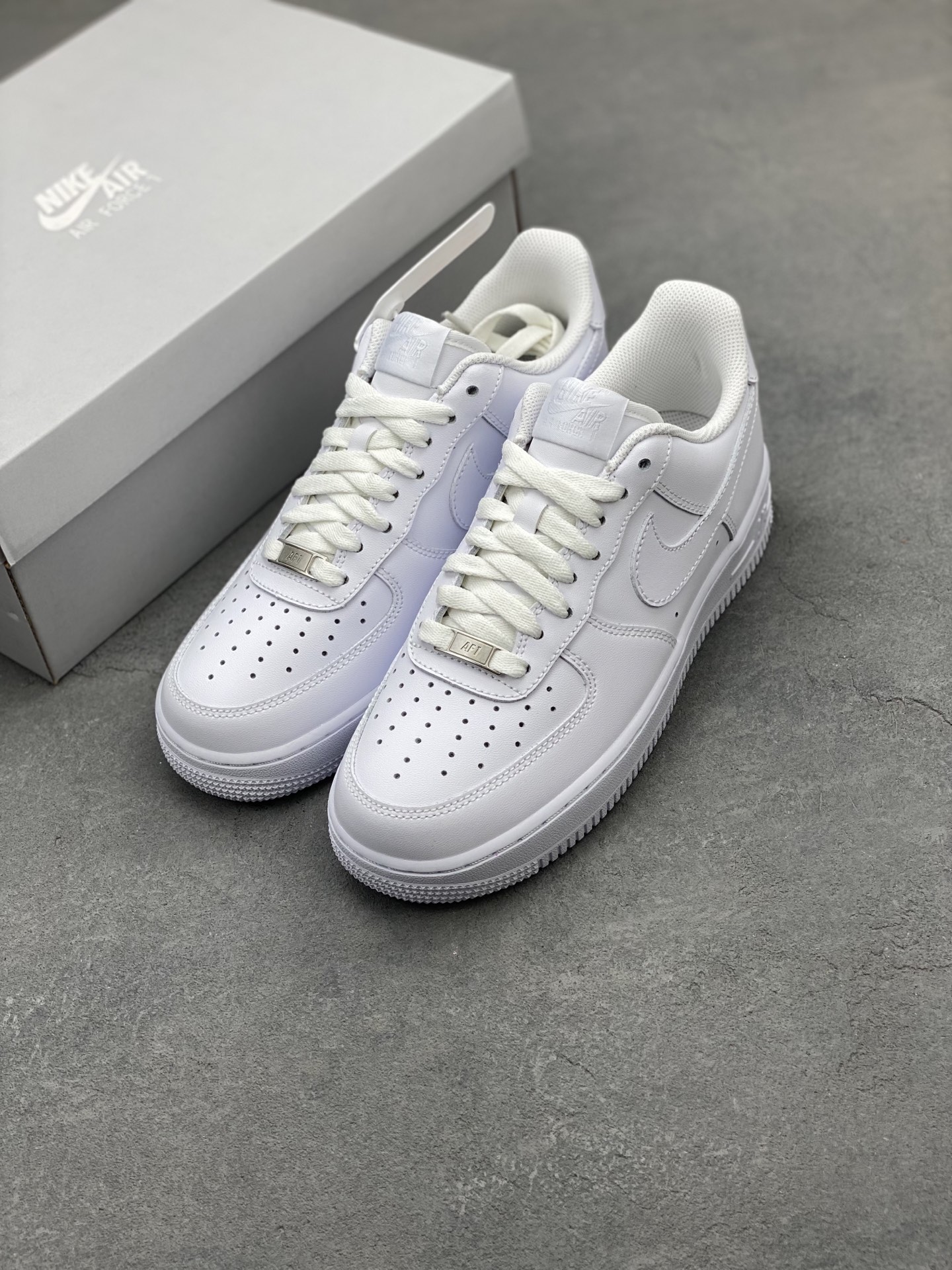Nike Air Force 1 Mid '07 - Classic White Leather Basketball Shoes 9 i1742331254162 3883 0 7