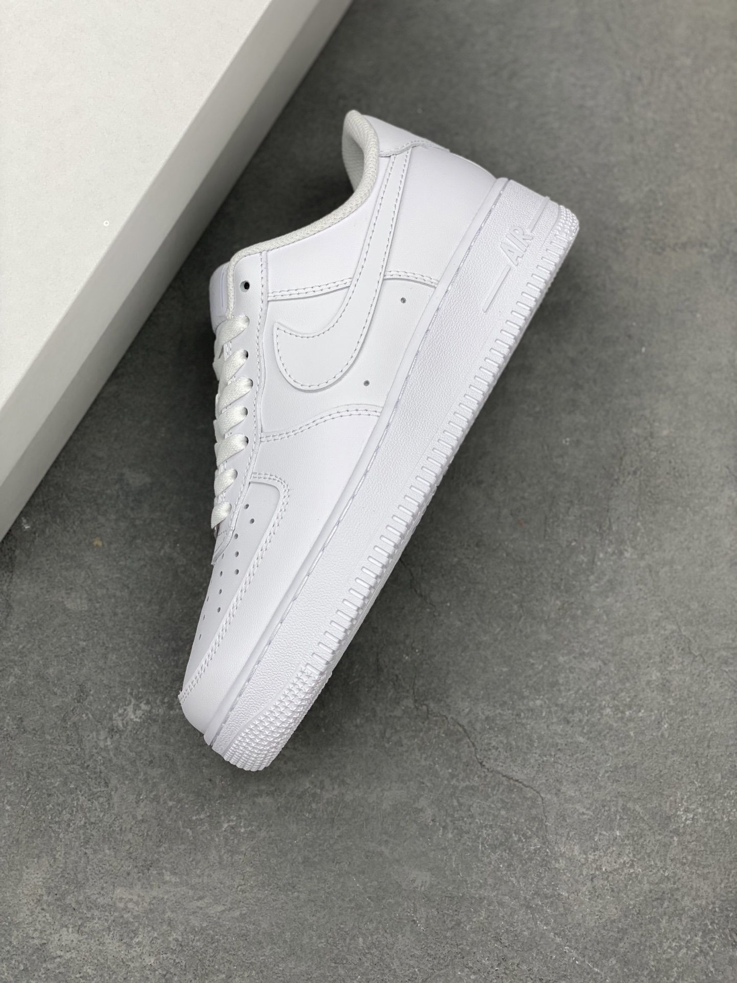 Nike Air Force 1 '07: Classic White Low-Top Sneakers with Air Cushioning 8 i1742331394468 530 0 6