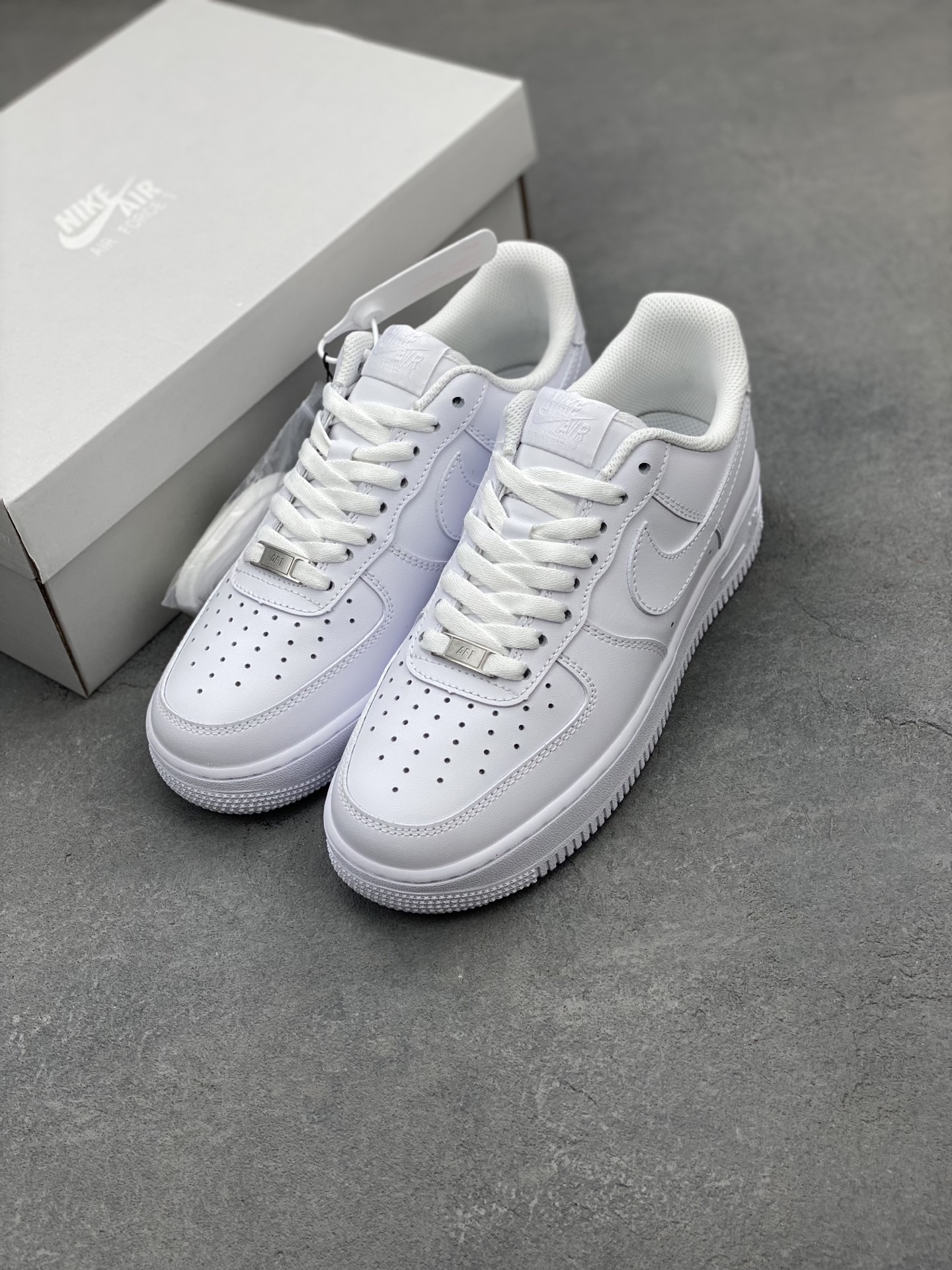 Nike Air Force 1 '07: Classic White Low-Top Sneakers with Air Cushioning 9 i1742331398688 6459 0 7
