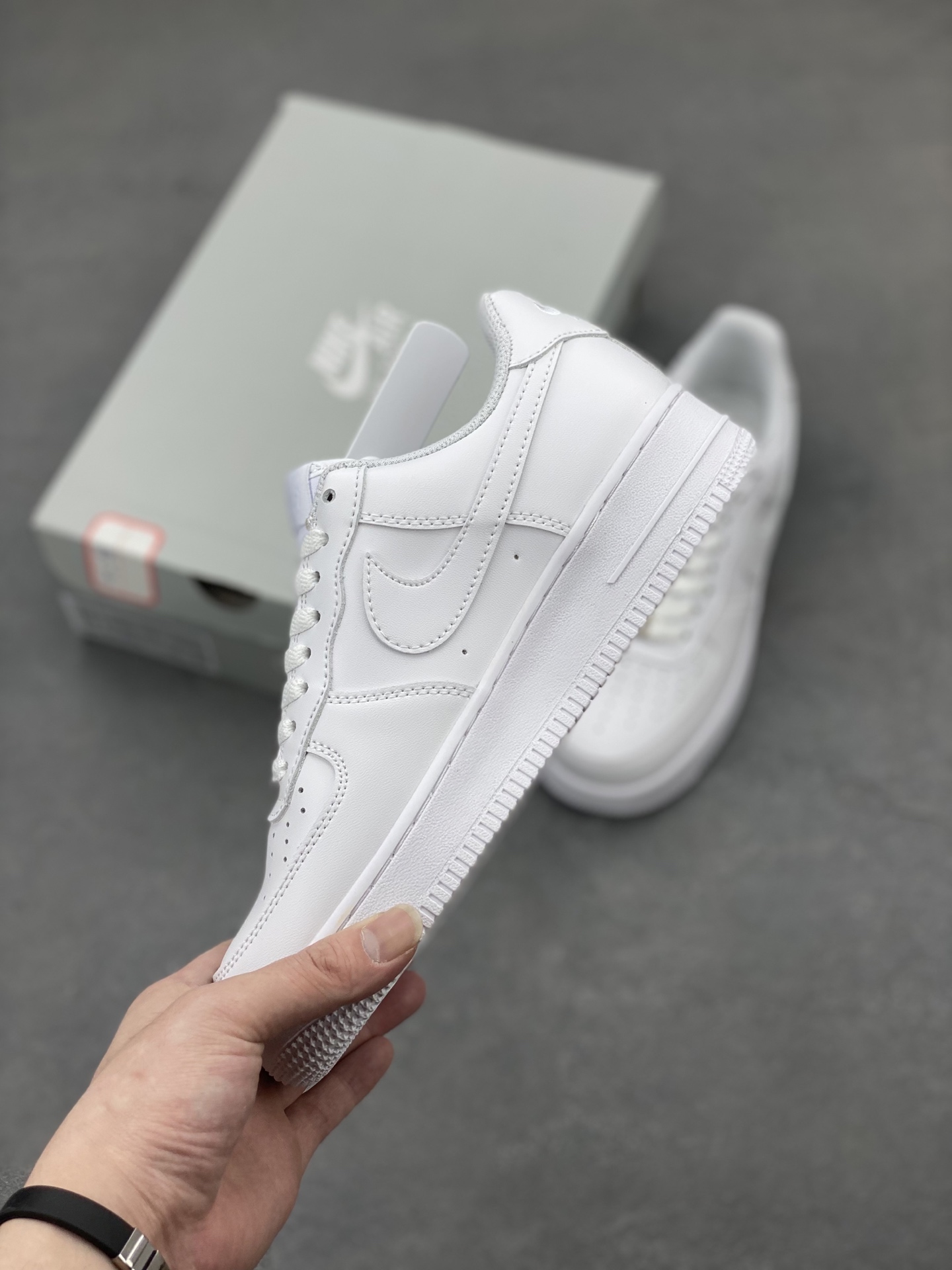 Nike Air Force 1 Low '07: Classic White Sneakers for Everyday Style 4 i1744446824964 4347 0 2