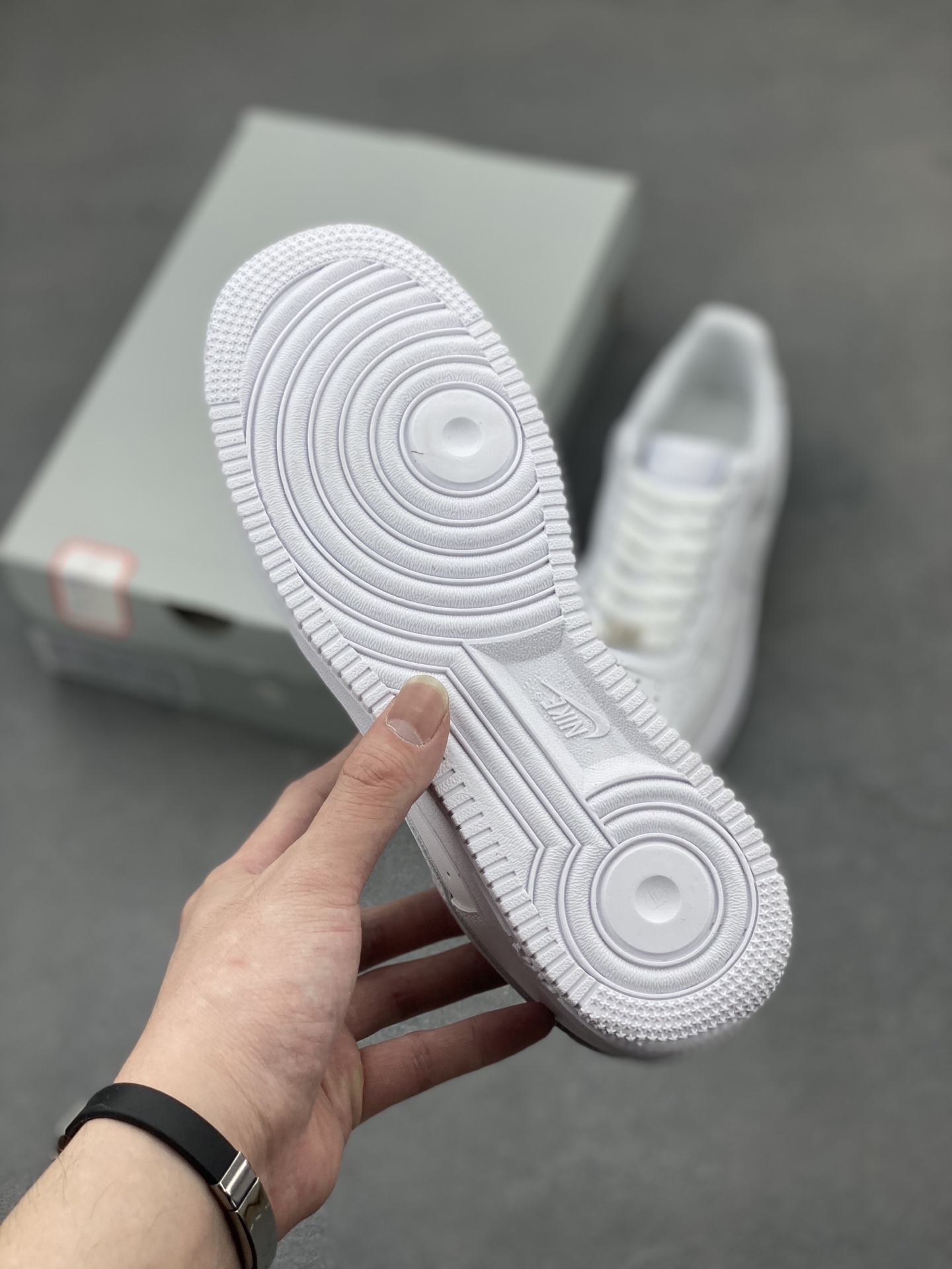 Nike Air Force 1 Low '07: Classic White Sneakers for Everyday Style 7 i1744446824964 449 0 5