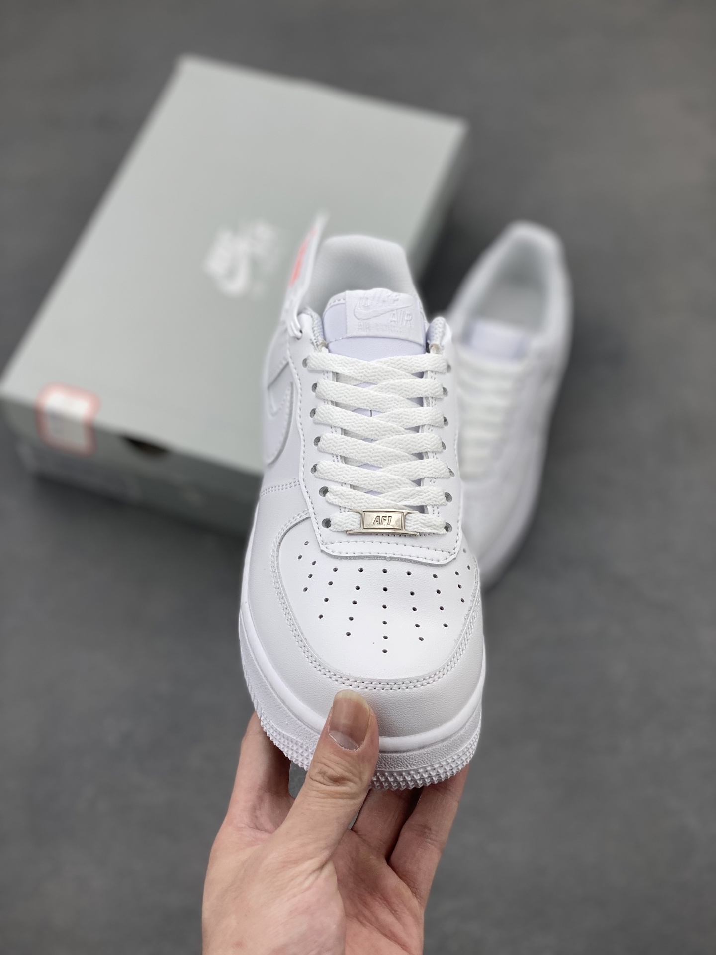 Nike Air Force 1 Low '07: Classic White Sneakers for Everyday Style 3 i1744446824964 7263 0 1