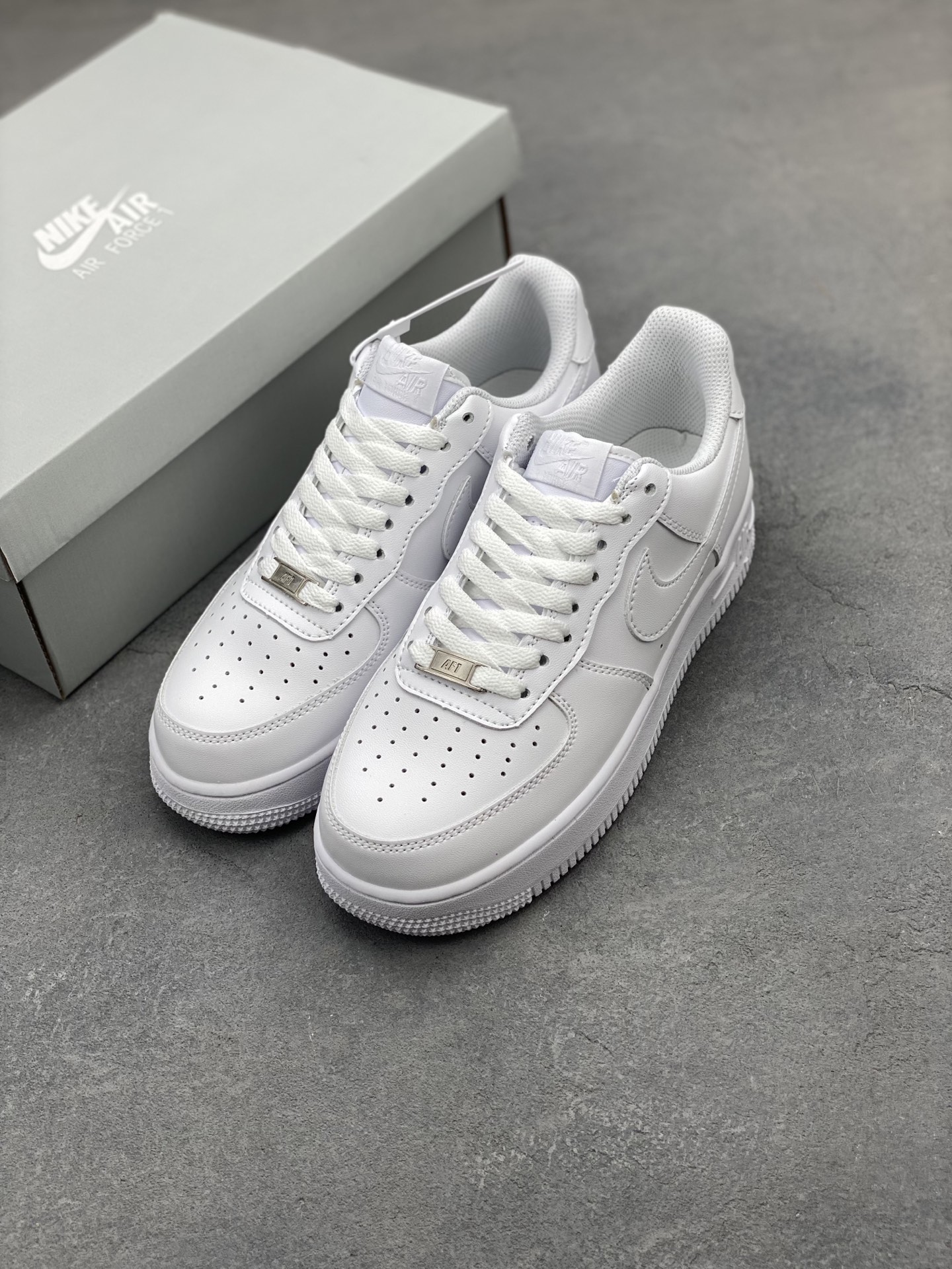 Nike Air Force 1 Low '07: Classic White Sneakers for Everyday Style 9 i1744446826856 6950 0 7