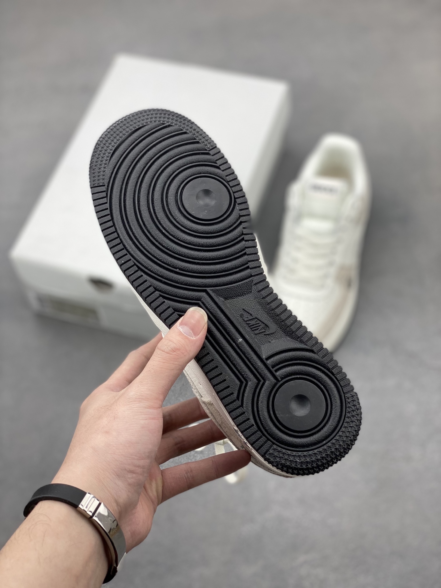Nike Air Force 1 Low x Gucci Custom Sneakers - Classic Style, Modern Twist 7 i1744490459874 9570 0 5
