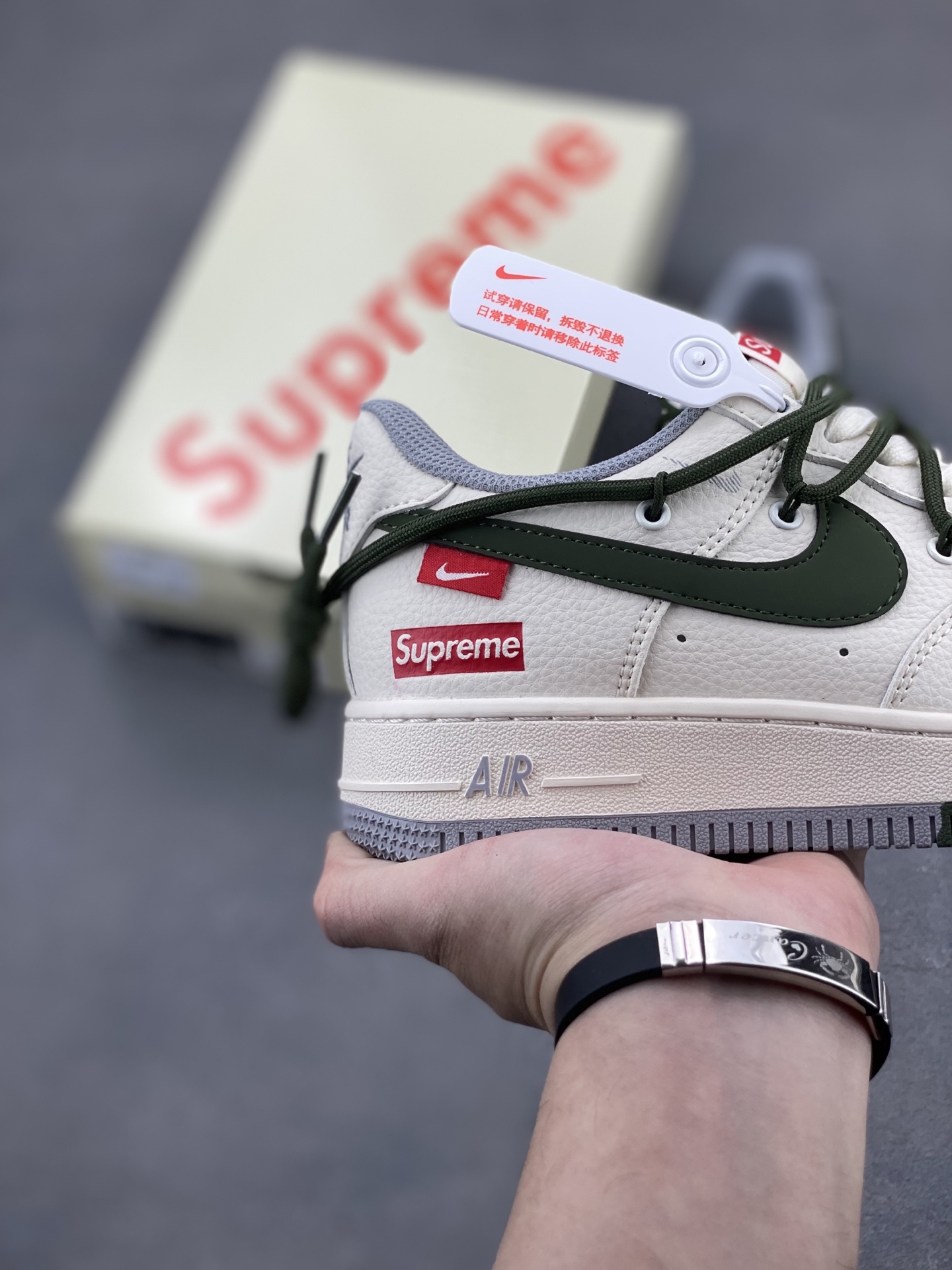 Nike Air Force 1 '07 Low Supreme - Premium Comfort and Style 6 i1744745920598 6057 0 4