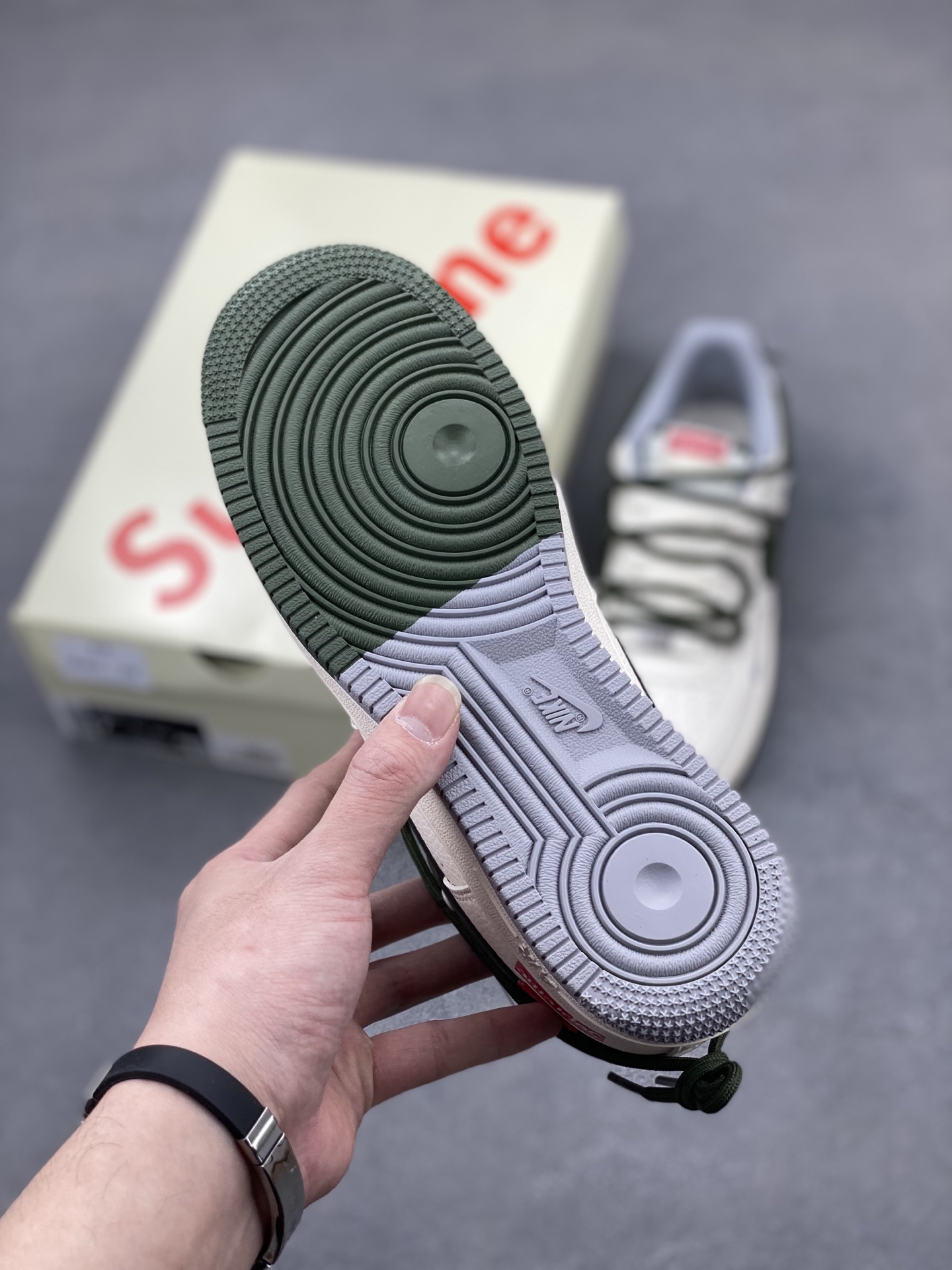 Nike Air Force 1 '07 Low Supreme - Premium Comfort and Style 7 i1744745922454 2192 0 5