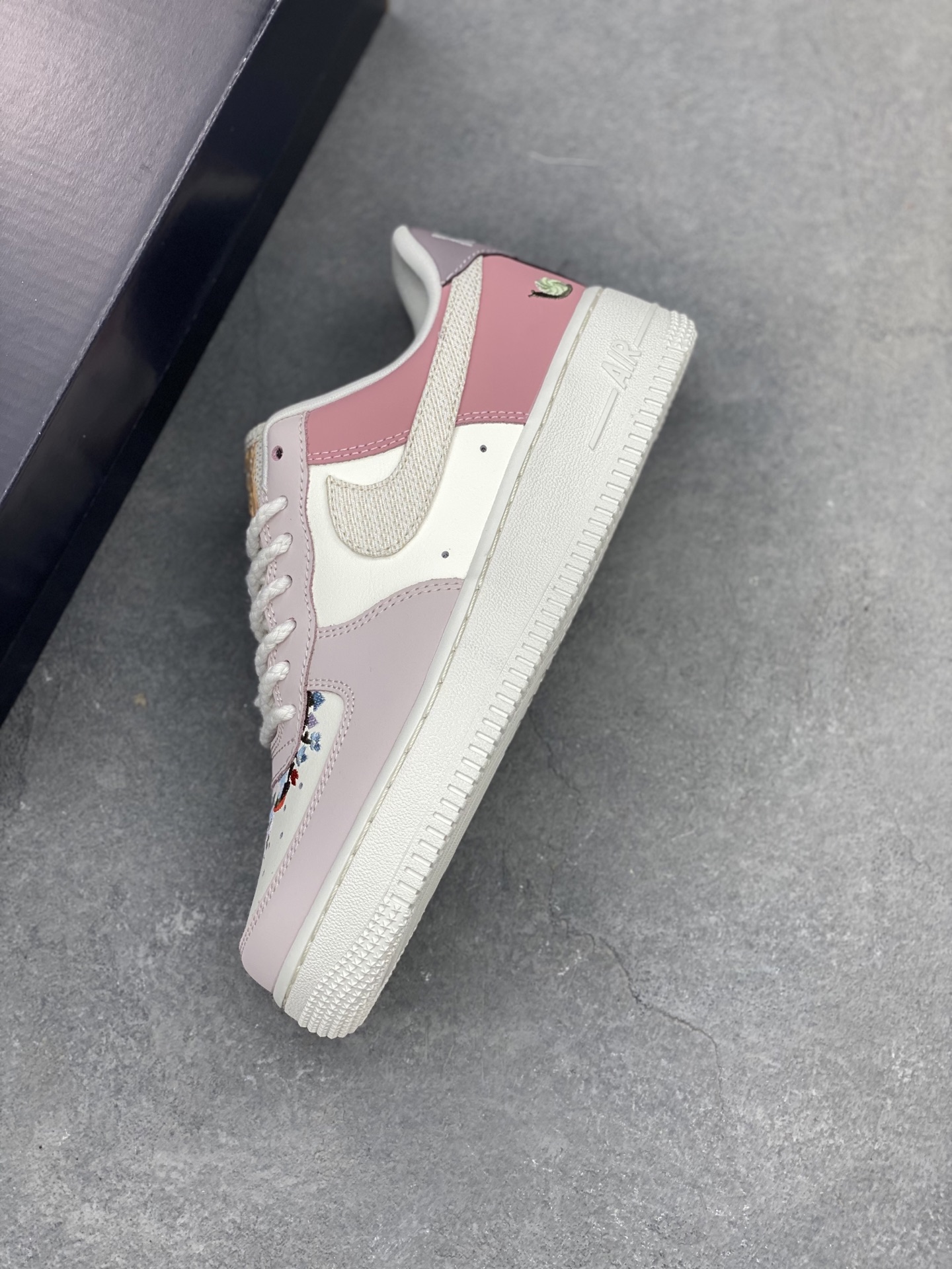 Nike Air Force 1 Low White Pink Floral Women's Shoes 8 i1745608299060 171 0 6