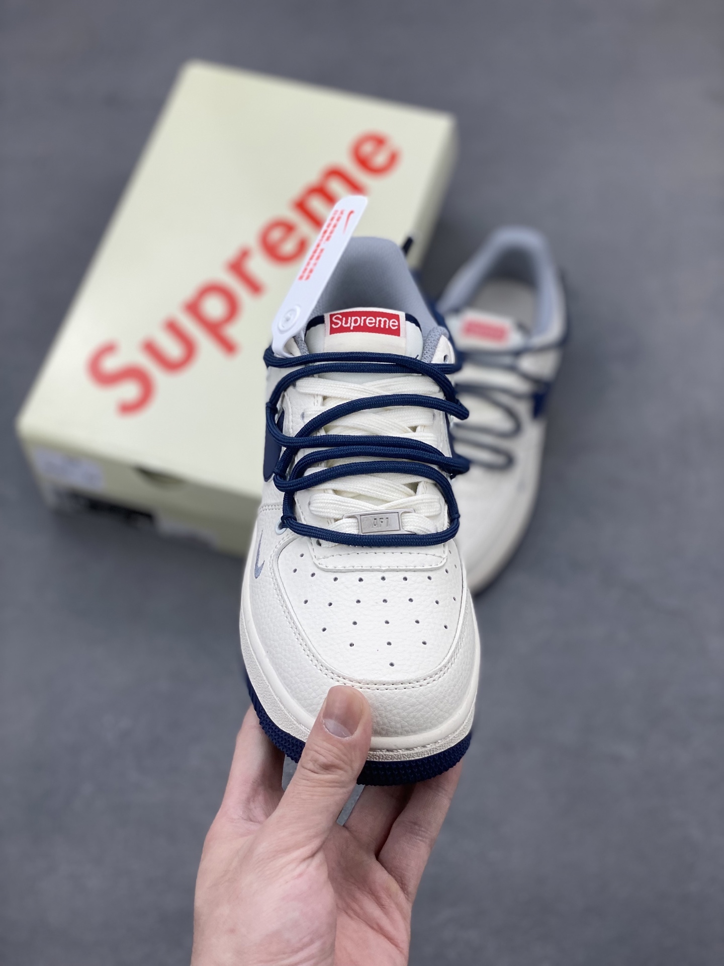 Nike Air Force 1 '07 Low - Supreme Edition - Limited Release Sneaker 3 i1745771524406 8720 0 1