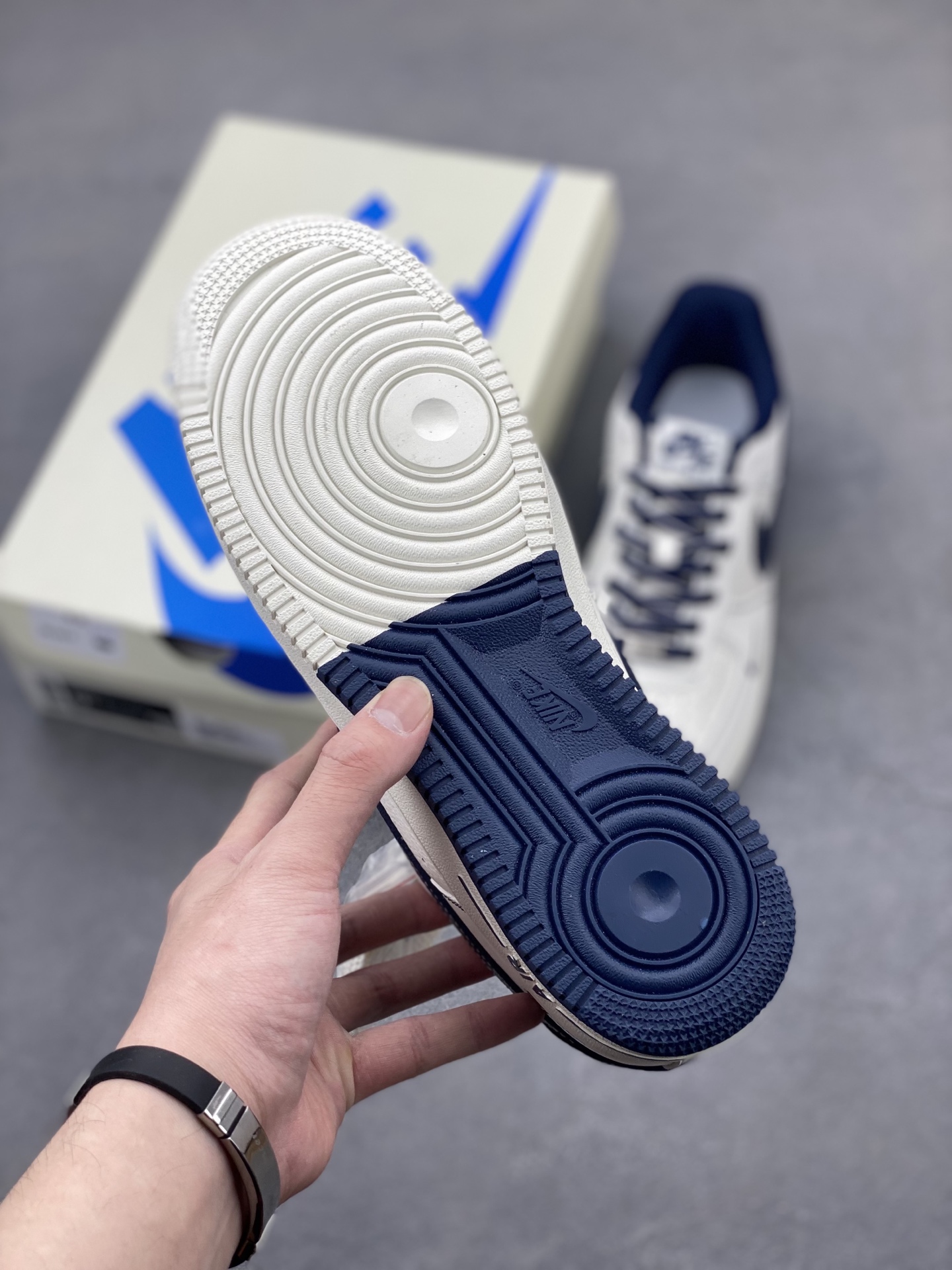 Nike Air Force 1 Low White Navy Sneakers with Full-Length Air Cushioning 7 i1746640623028 2496 0 5
