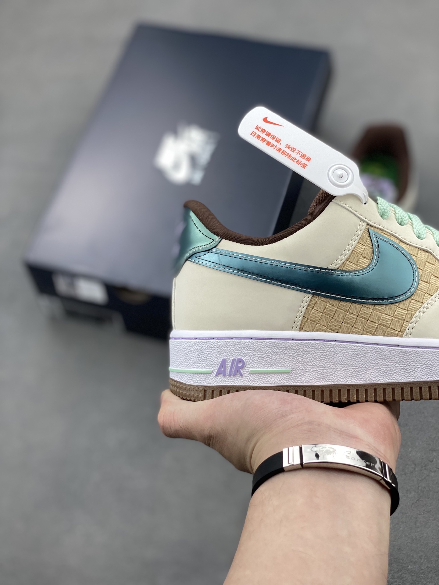 Nike Air Force 1 '07 Low: Limited Edition Sneakers with Unique Woven Design 6 i1747499778997 352 0 4