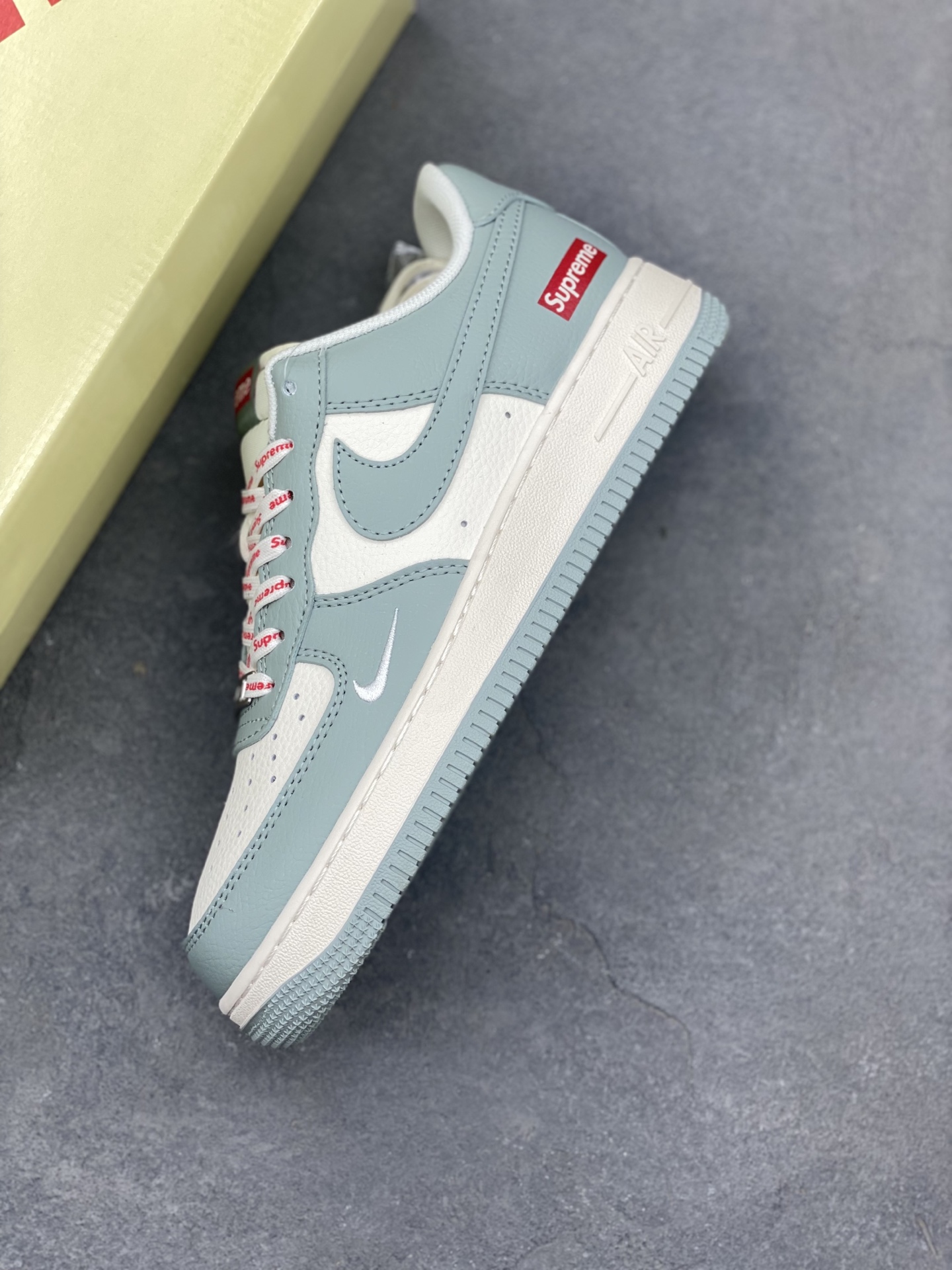 Nike Air Force 1 '07 Low Supreme Sneakers - Limited Edition 8 i1747673580391 6475 0 6