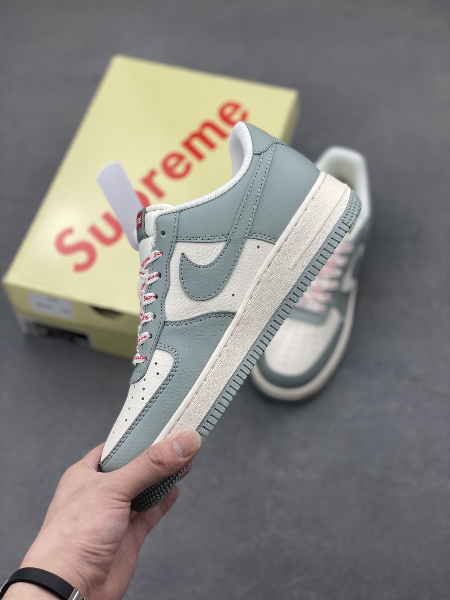 Nike Air Force 1 '07 Low Supreme Sneakers - Limited Edition 4 i1747673581410 6149 0 2