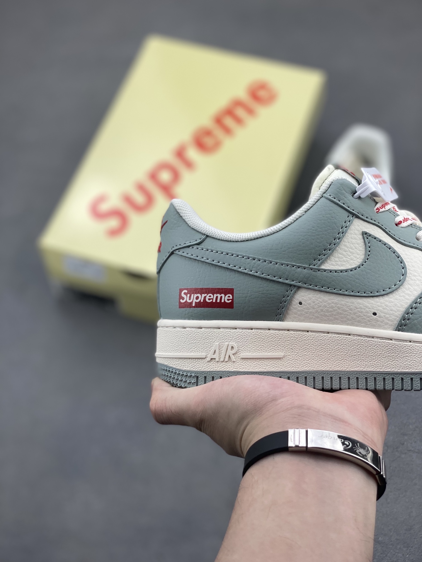 Nike Air Force 1 '07 Low Supreme Sneakers - Limited Edition 6 i1747673582059 5734 0 4