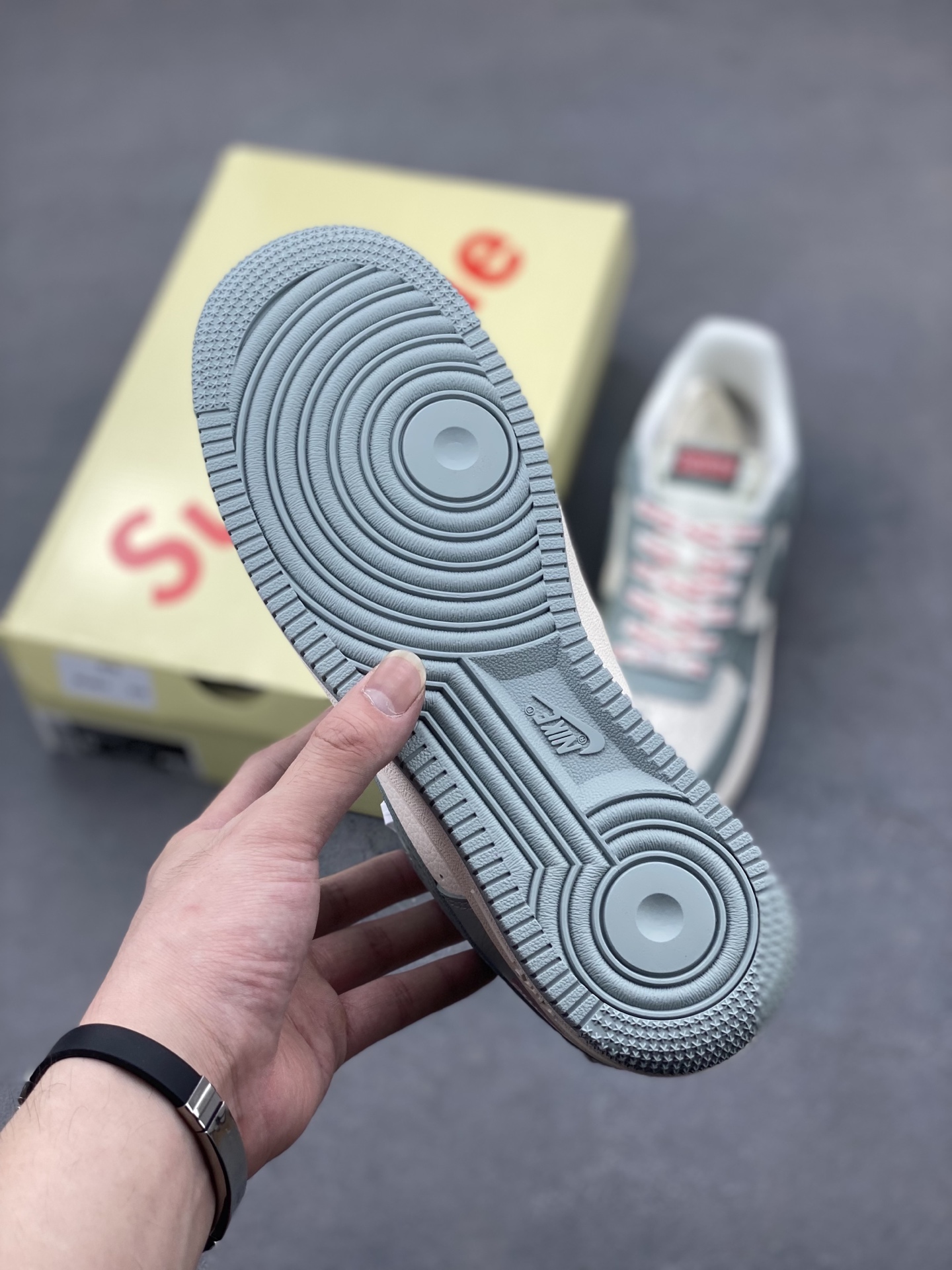 Nike Air Force 1 '07 Low Supreme Sneakers - Limited Edition 7 i1747673596547 8630 0 5