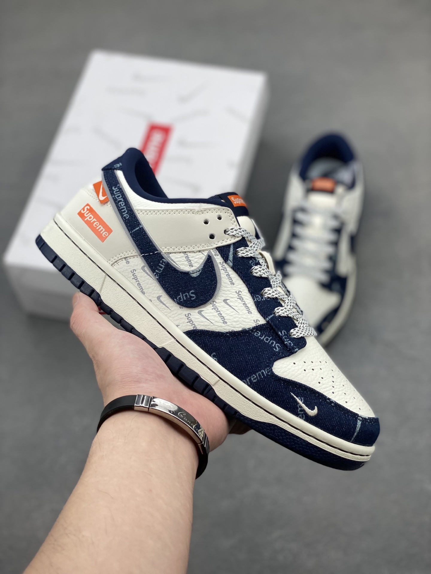 特 Nike SB Dunk Low x Supreme 蓝白小勾满天星 纯原大厂出品 极力推荐👏 原装头层材料 独家版型蒸餾加工 帶來的是更好的视觉和脚感体验 大厂纯原品质出货 清洁度 电绣工艺 皮料切割干净无任何毛边 细节完美 官方货号:SC9207 415TL