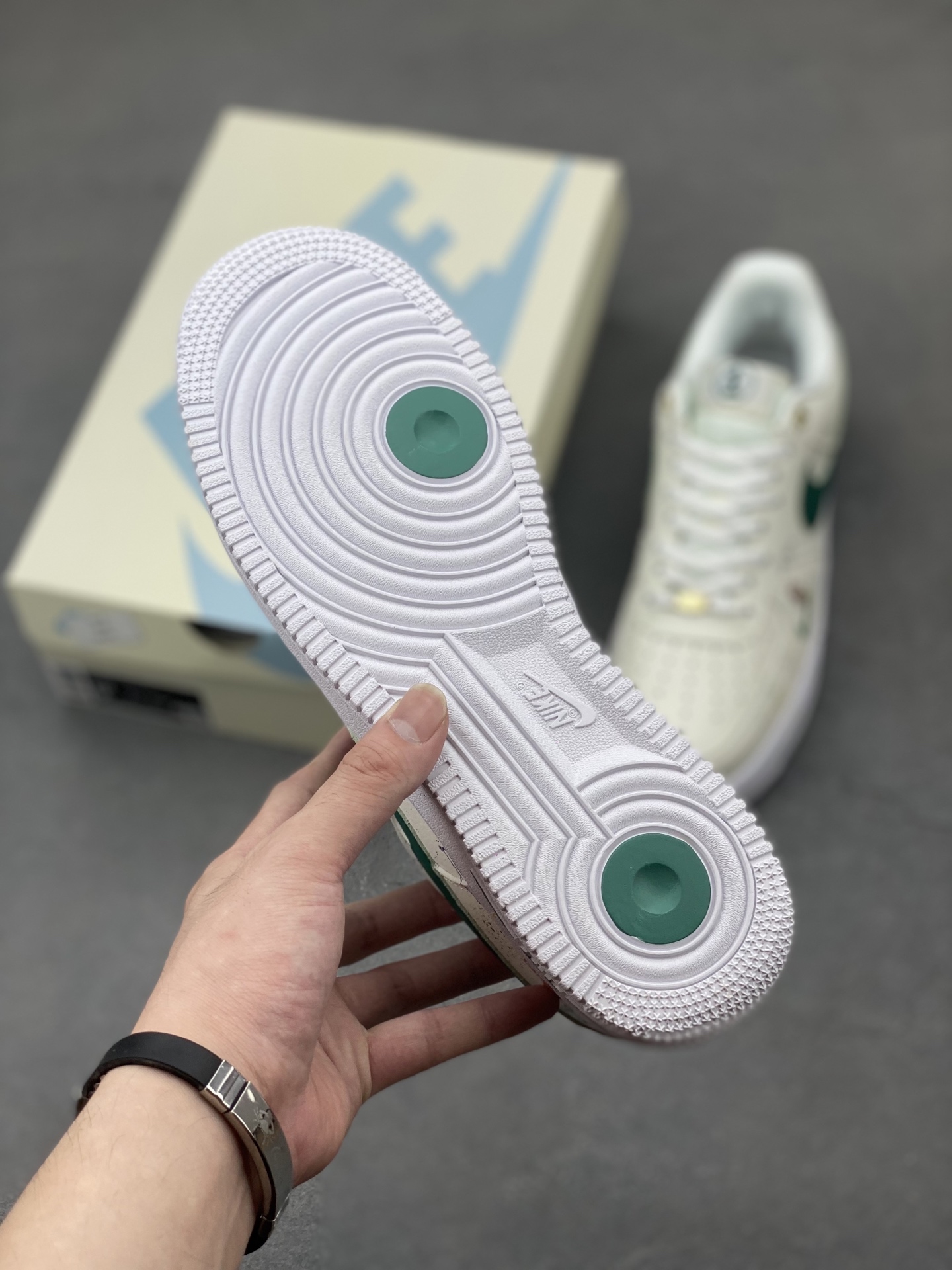 Nike Air Force 1 '07 Low White Green Limited Edition Sneakers 7 i1750104017681 9069 0 5