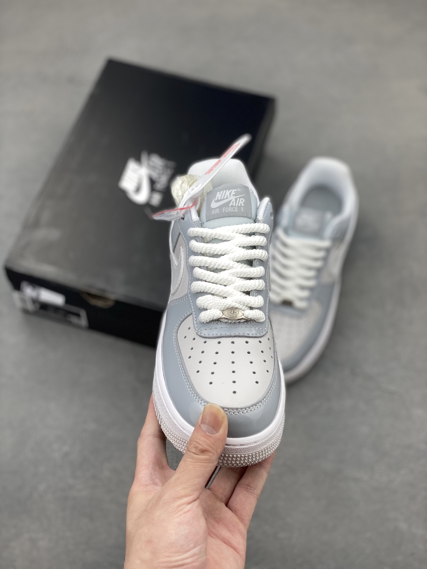Nike Air Force 1 '07 Low Gray/White Stitching Detail, Full-Length Air Cushion 3 i1750190071833 5399 0 1