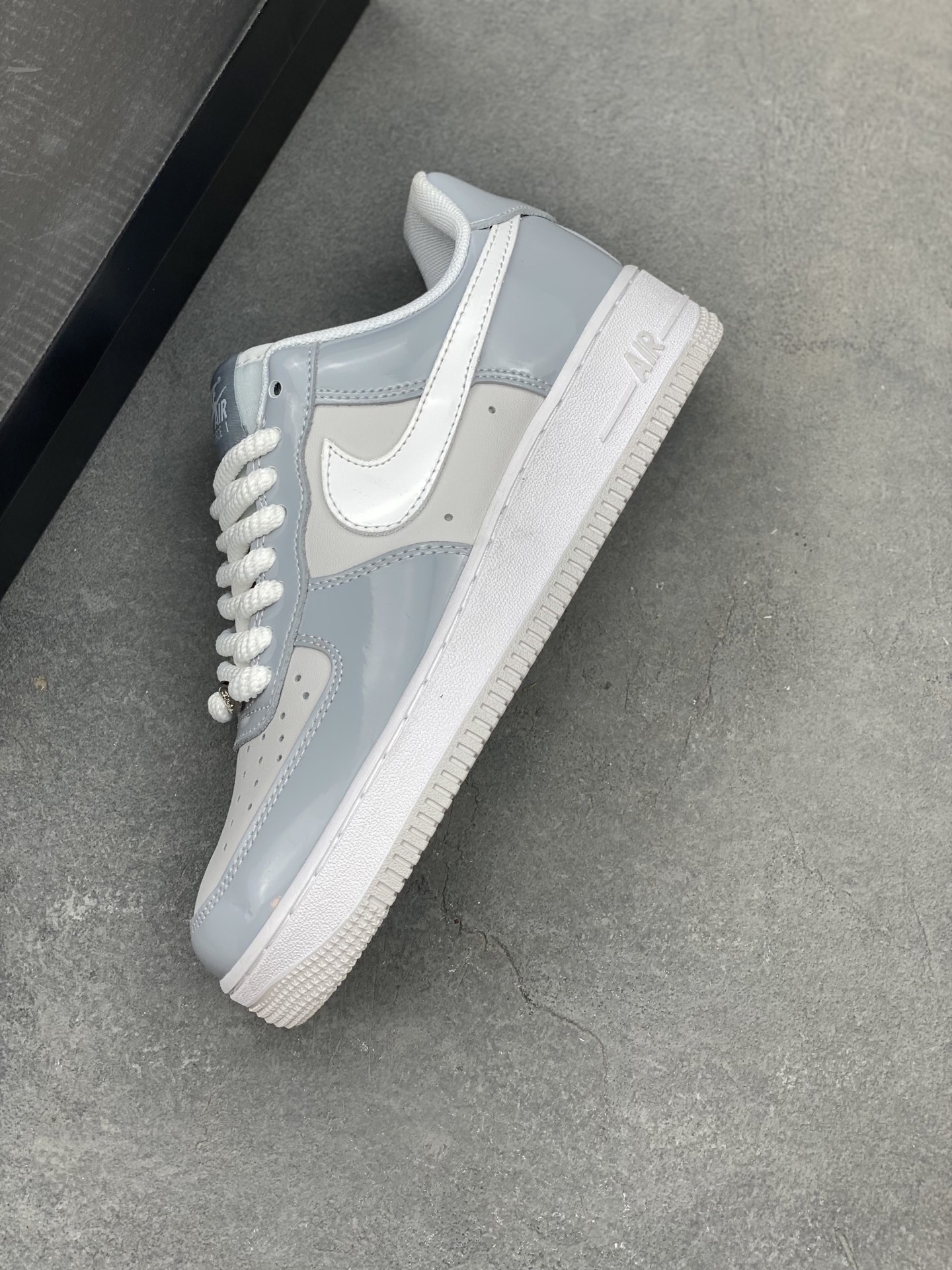 Nike Air Force 1 '07 Low Gray/White Stitching Detail, Full-Length Air Cushion 8 i1750190071833 586 0 6
