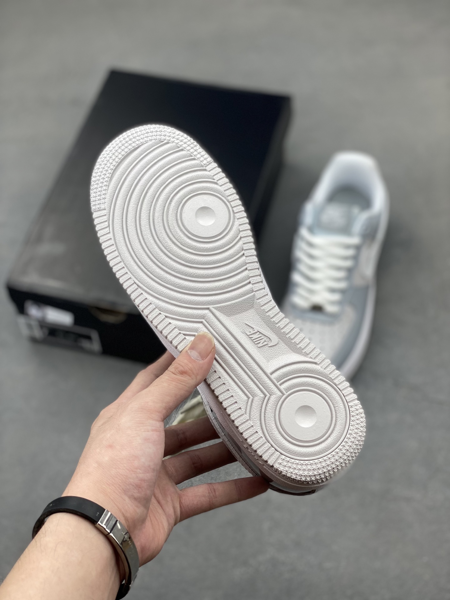 Nike Air Force 1 '07 Low Gray/White Stitching Detail, Full-Length Air Cushion 7 i1750190071833 8461 0 5