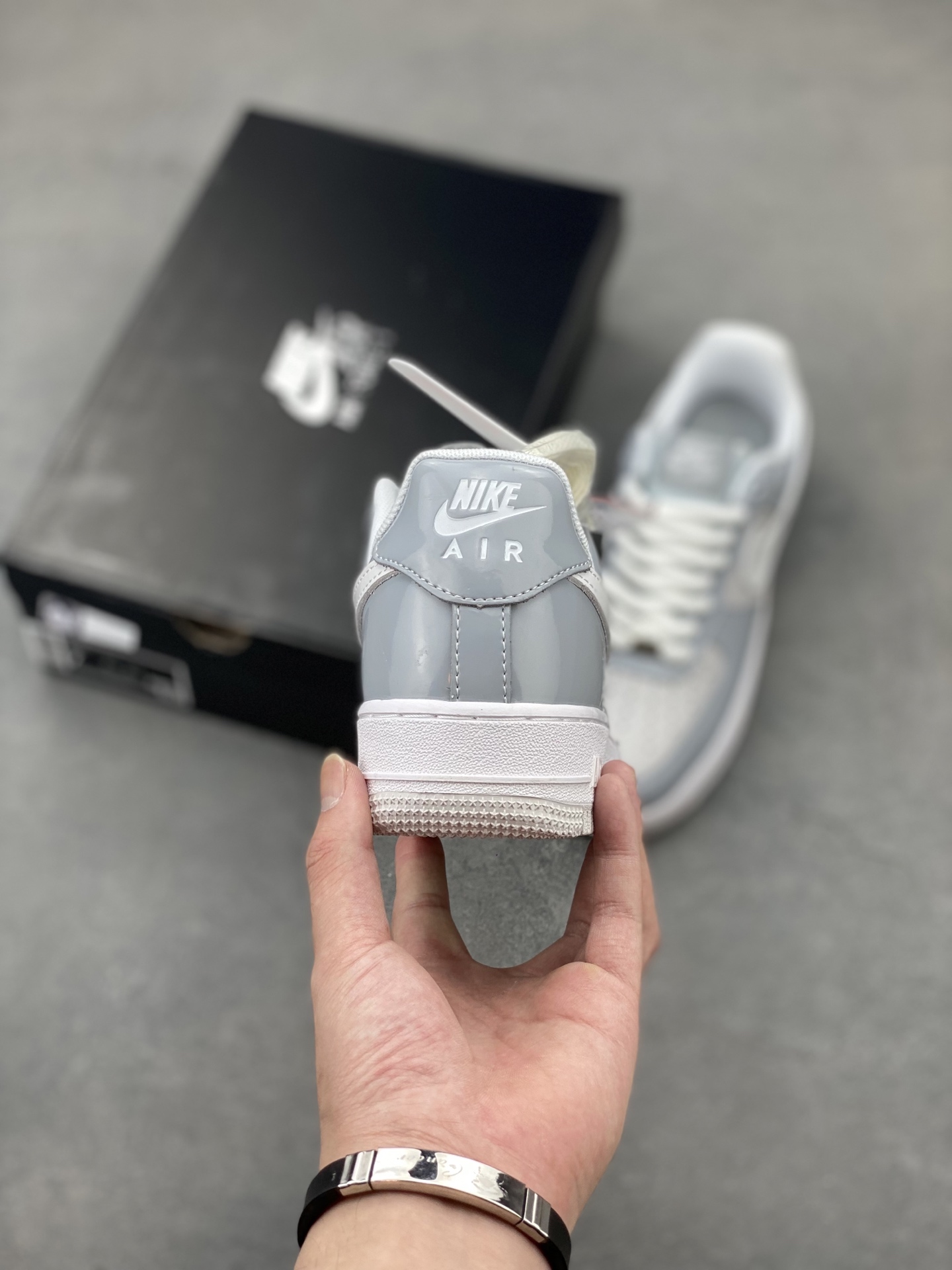 Nike Air Force 1 '07 Low Gray/White Stitching Detail, Full-Length Air Cushion 5 i1750190071833 9260 0 3