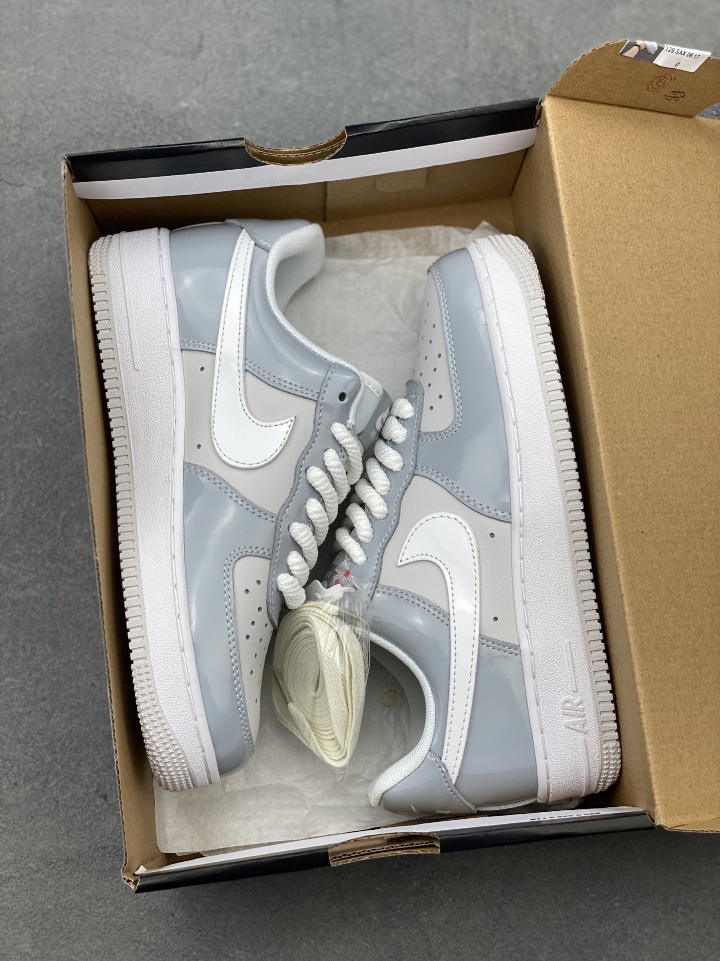 Nike Air Force 1 '07 Low Gray/White Stitching Detail, Full-Length Air Cushion 10 i1750190075709 4992 0 8