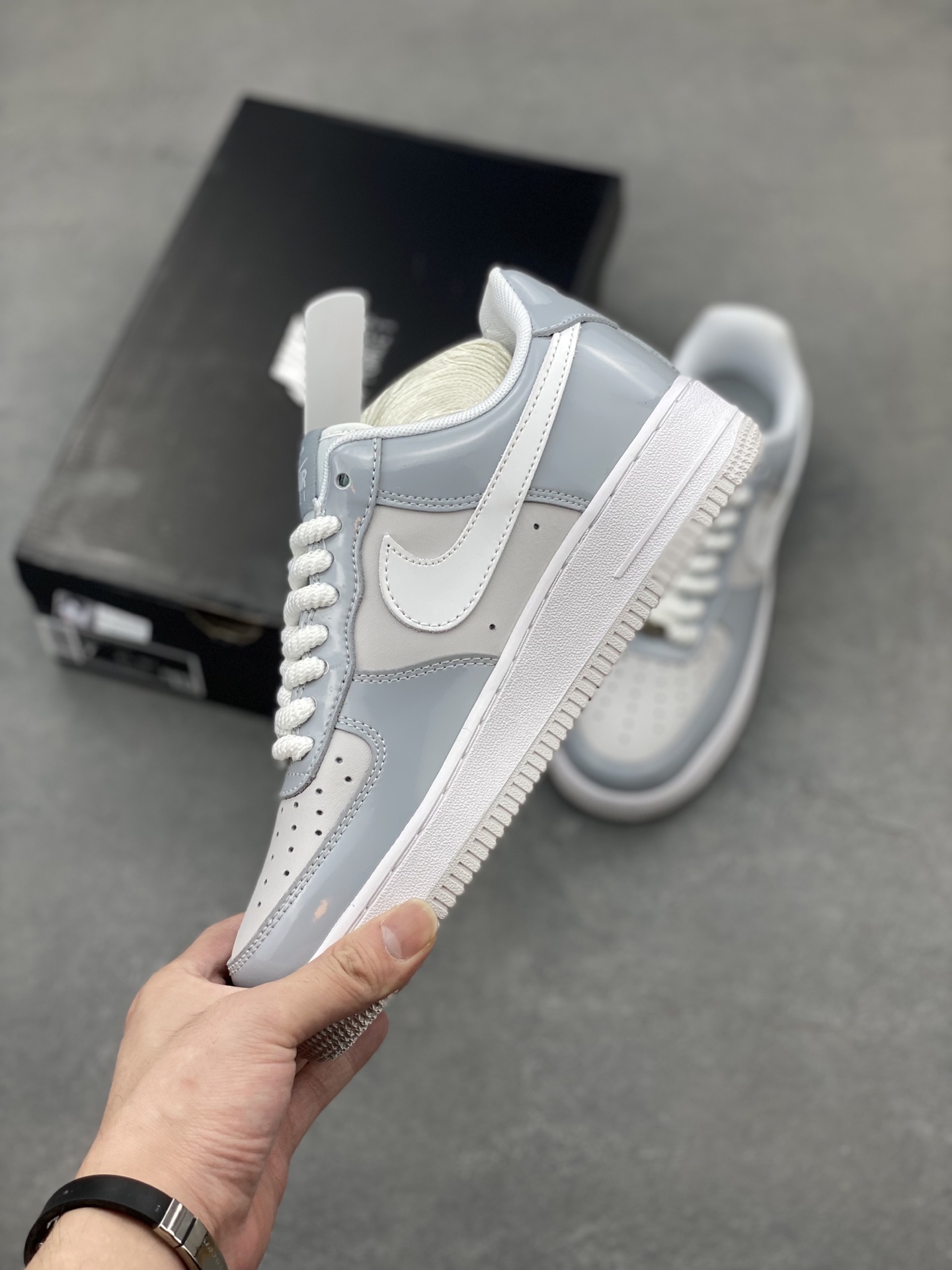 Nike Air Force 1 '07 Low Gray/White Stitching Detail, Full-Length Air Cushion 4 i1750190075800 77 0 2